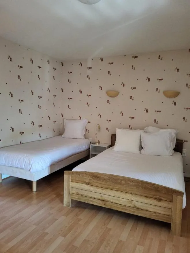 Bed in Logis Hotel restaurant de la Poste