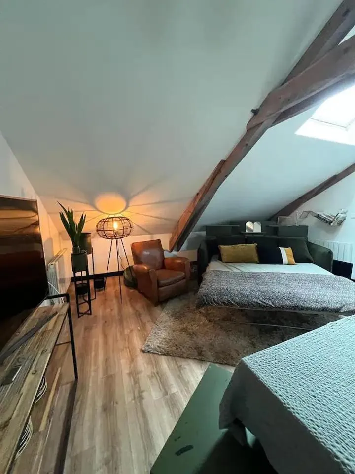 Bed in Logis Hotel restaurant de la Poste