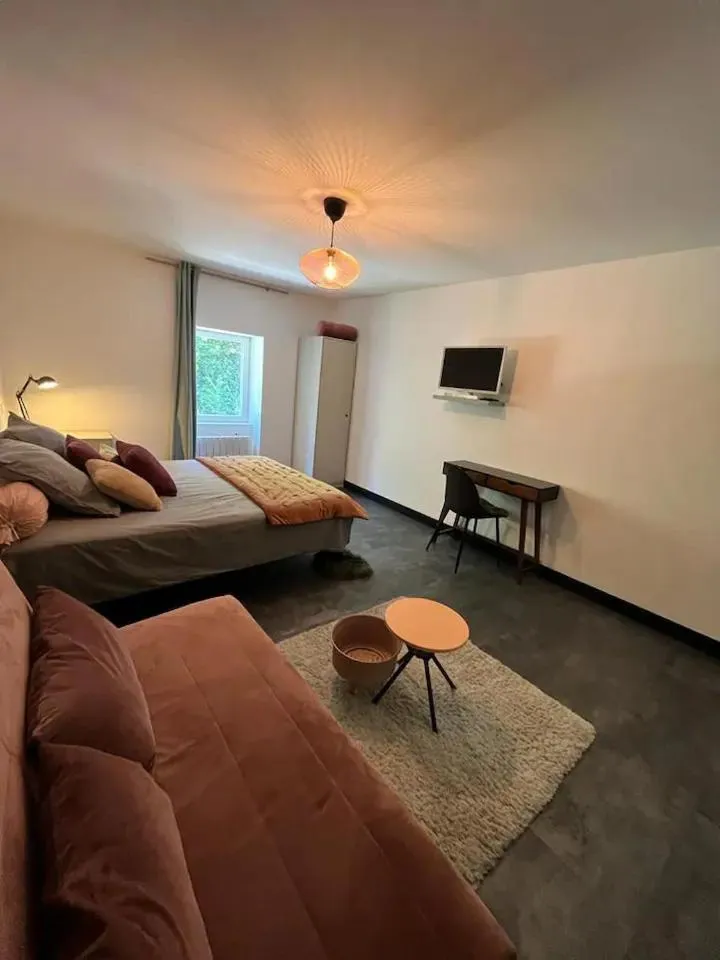 Bed in Logis Hotel restaurant de la Poste