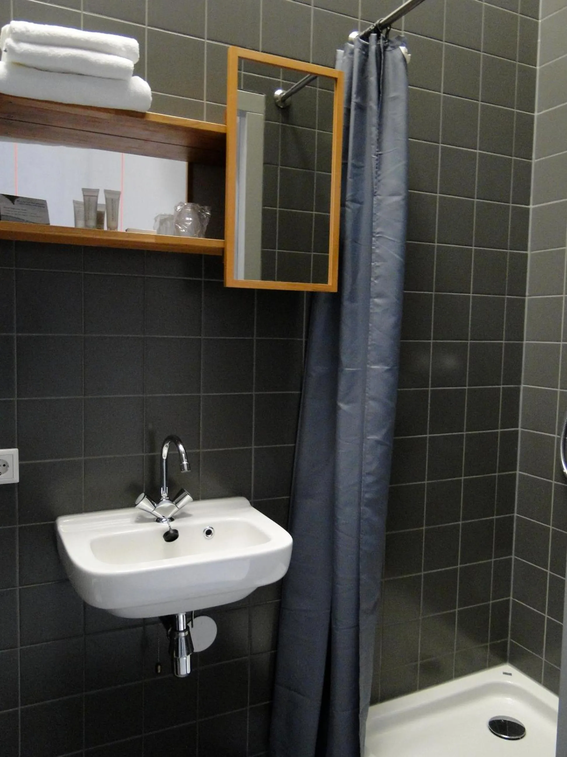 Bathroom in LABnul50 self check-in hotel Groningen