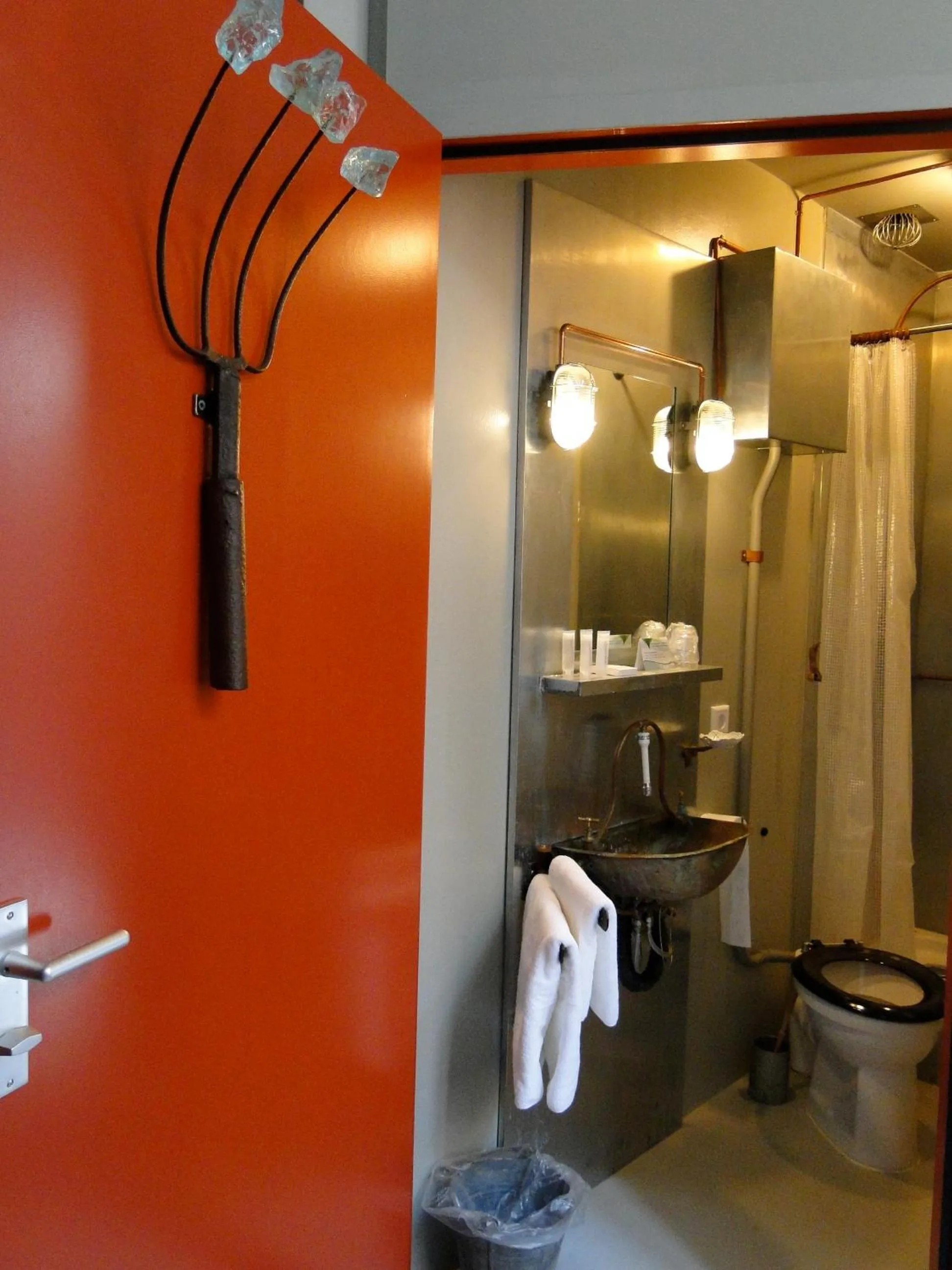 Bathroom in LABnul50 self check-in hotel Groningen