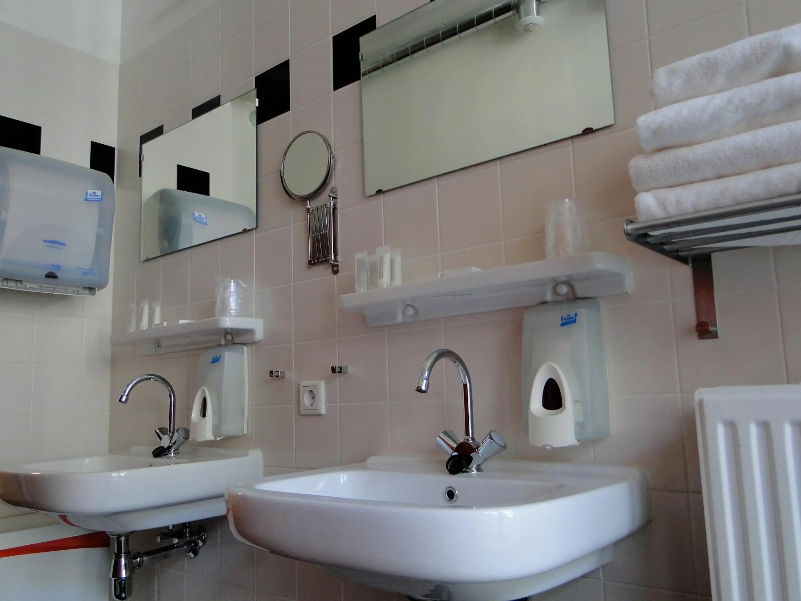 Bathroom in LABnul50 self check-in hotel Groningen