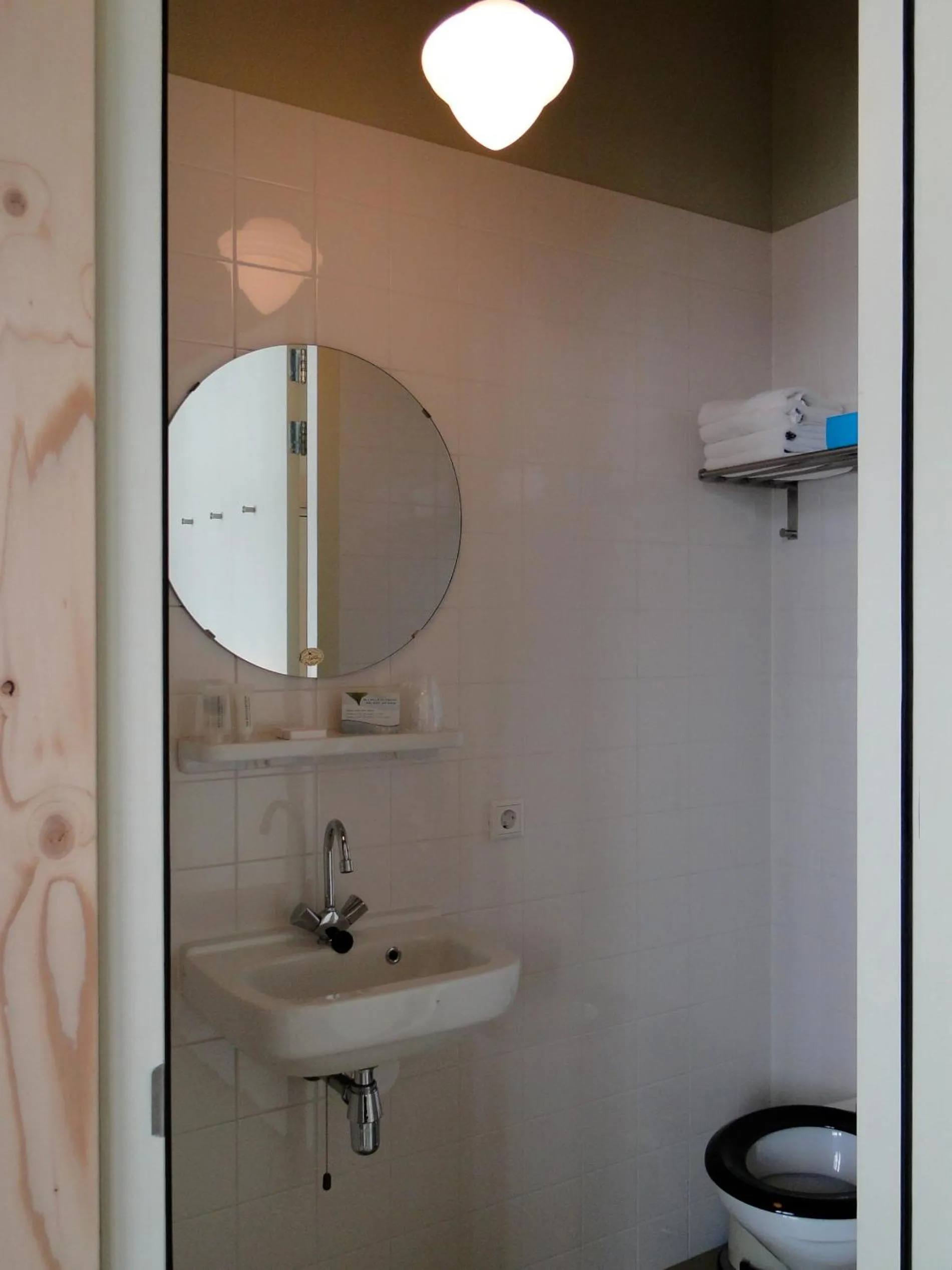 Bathroom in LABnul50 self check-in hotel Groningen