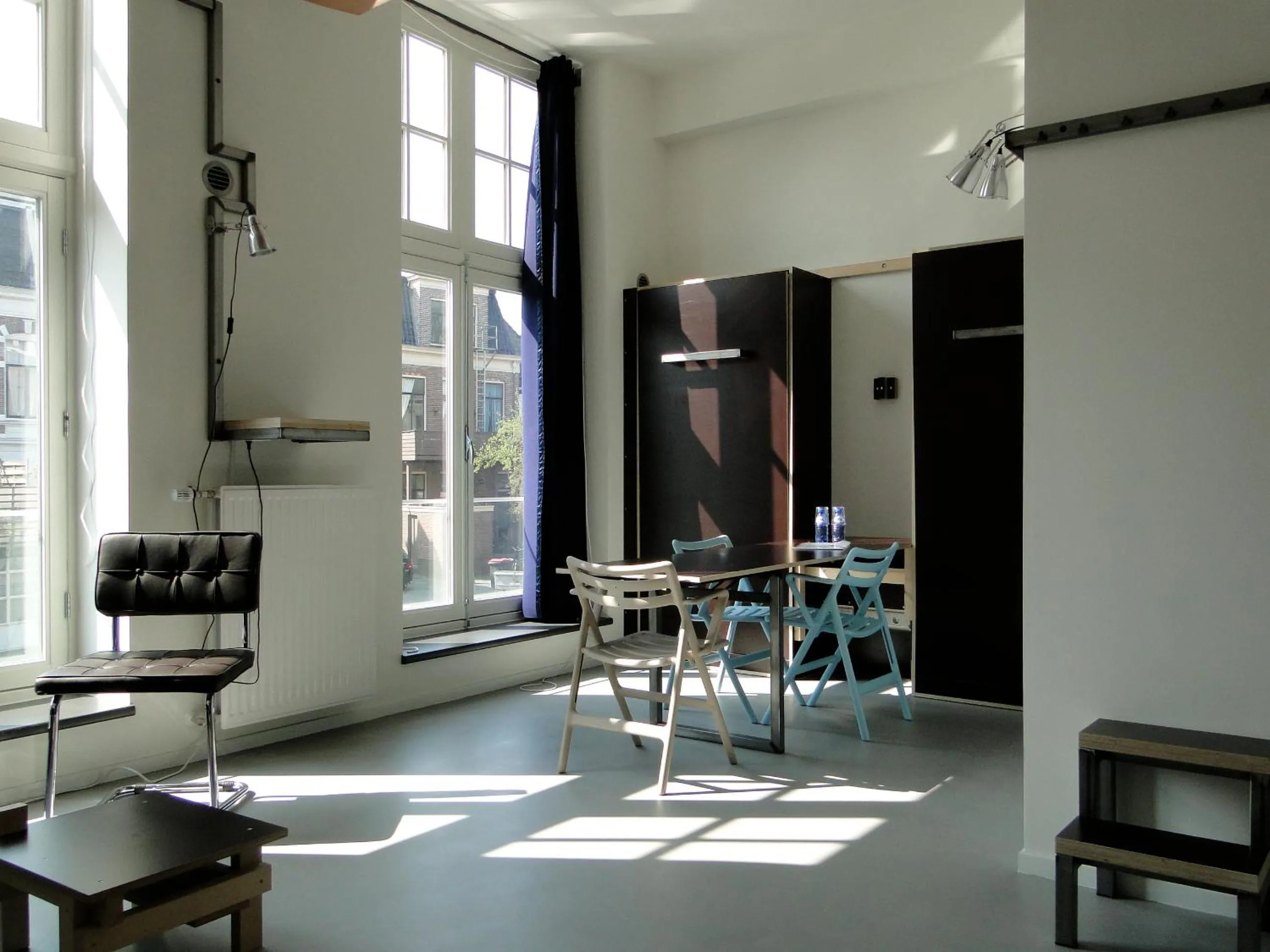 Living room in LABnul50 self check-in hotel Groningen