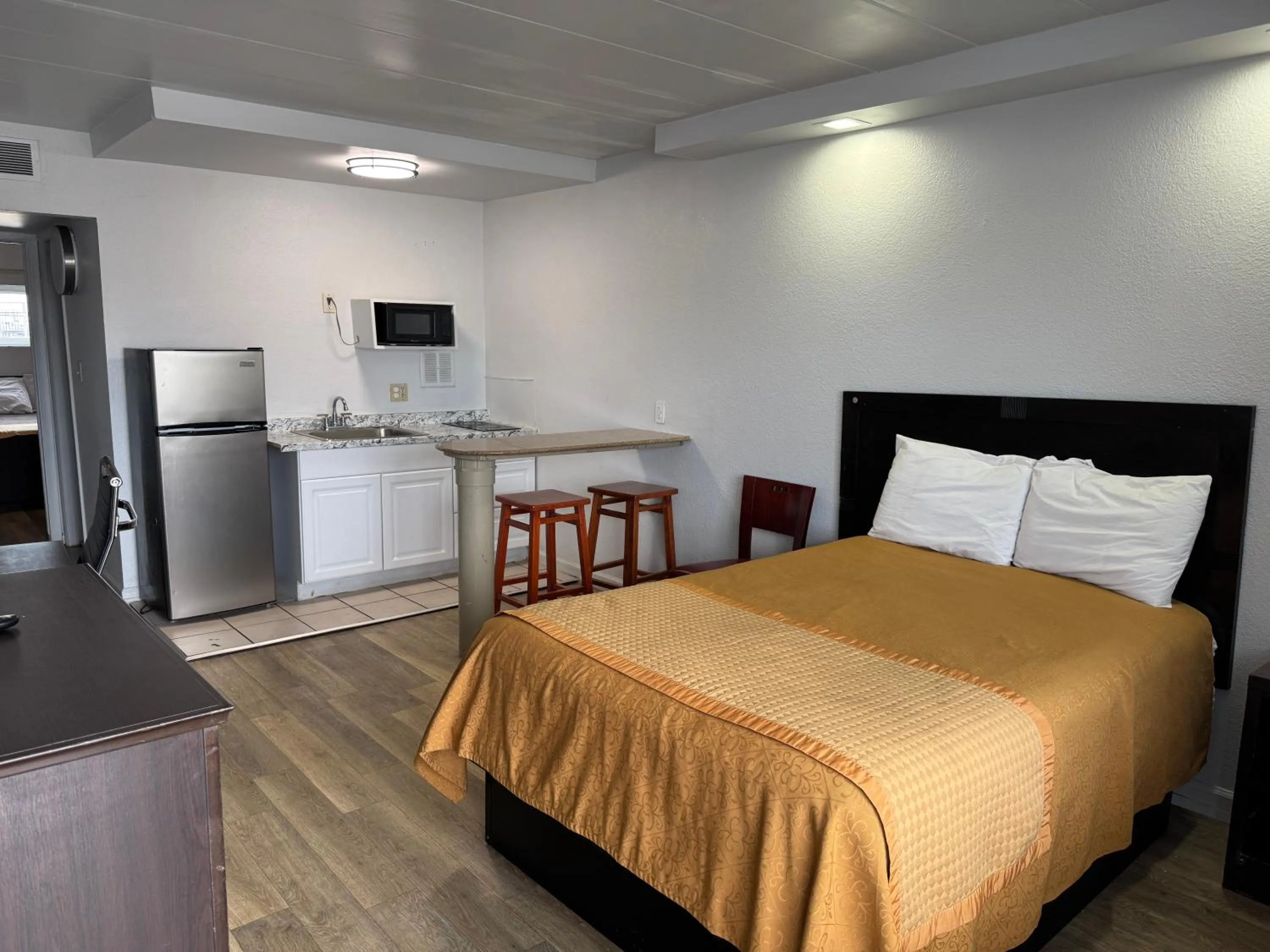 Photo of the whole room, Bed in Belmont Inn & Suites Virginia Beach