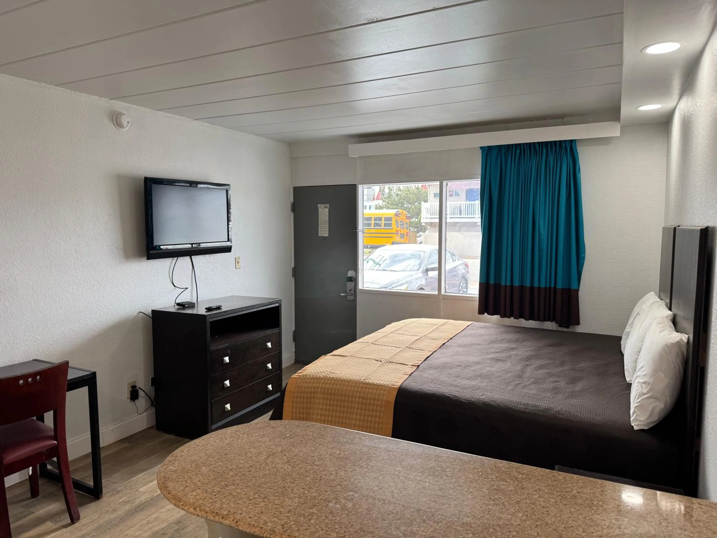 Living room, Bed in Belmont Inn & Suites Virginia Beach