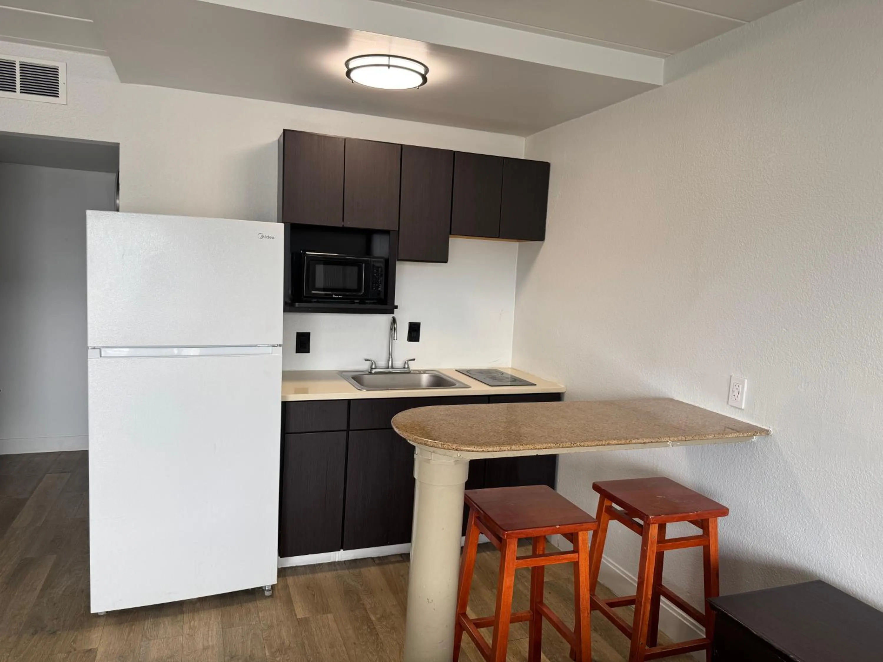 Kitchen or kitchenette in Belmont Inn & Suites Virginia Beach