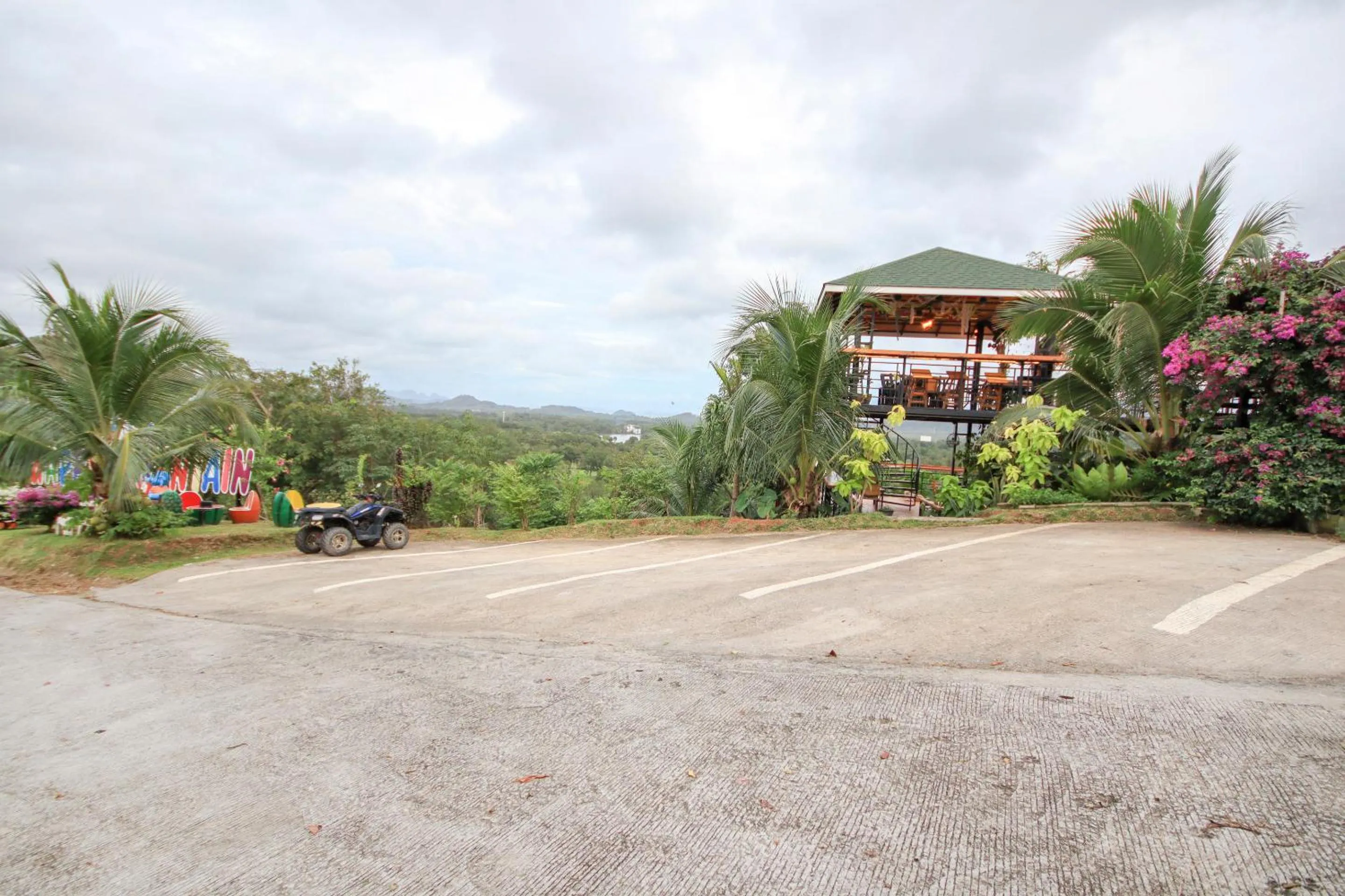 Facade/entrance in Happy Mountain Airport Resort