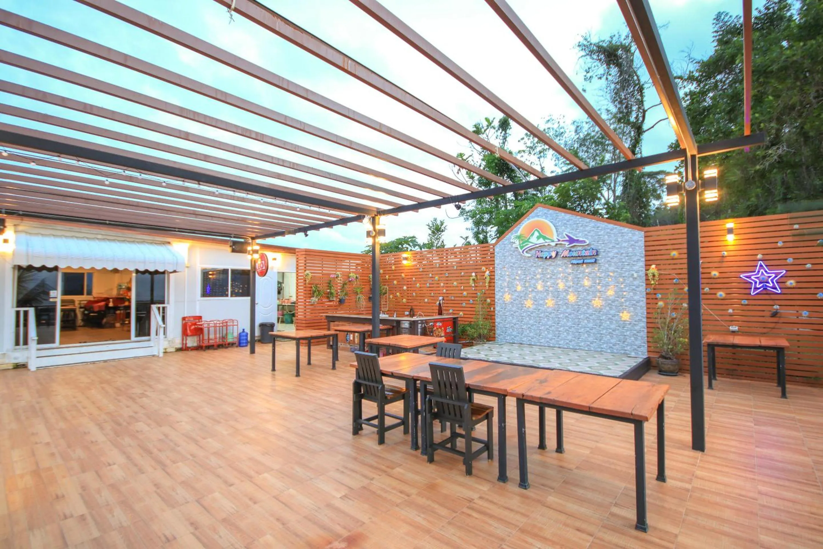 Restaurant/places to eat in Happy Mountain Airport Resort