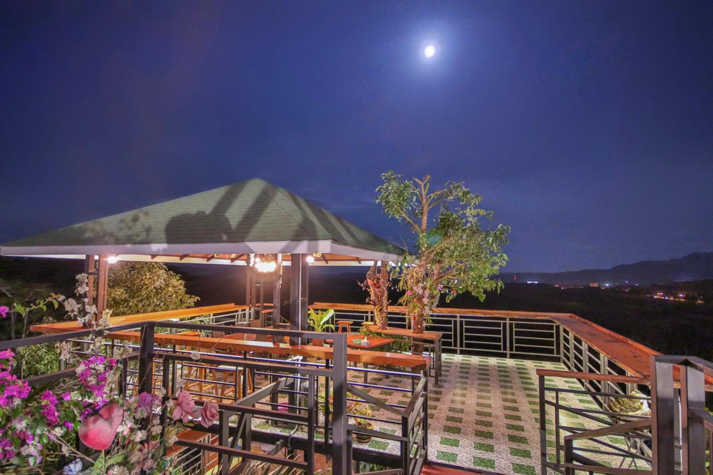 Facade/entrance in Happy Mountain Airport Resort