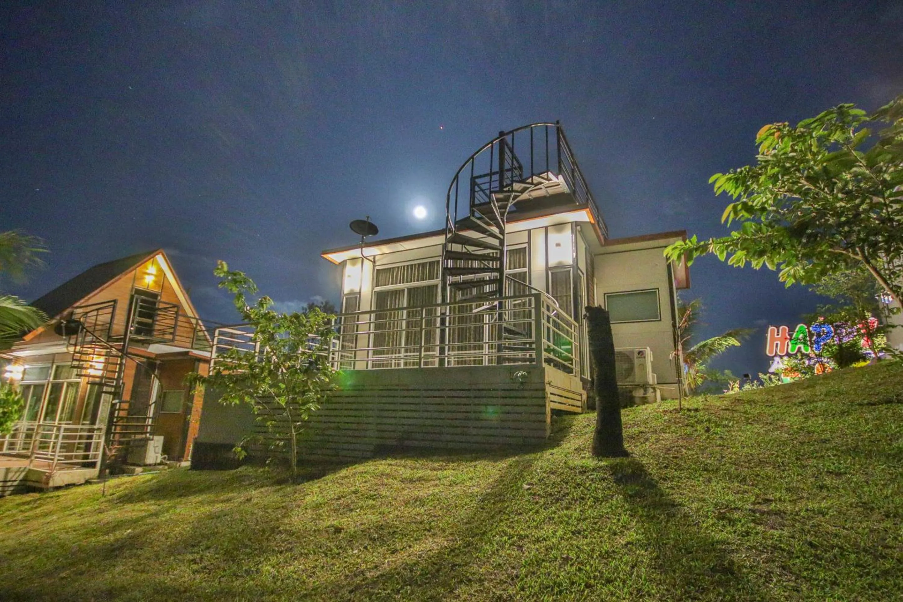 Facade/entrance in Happy Mountain Airport Resort