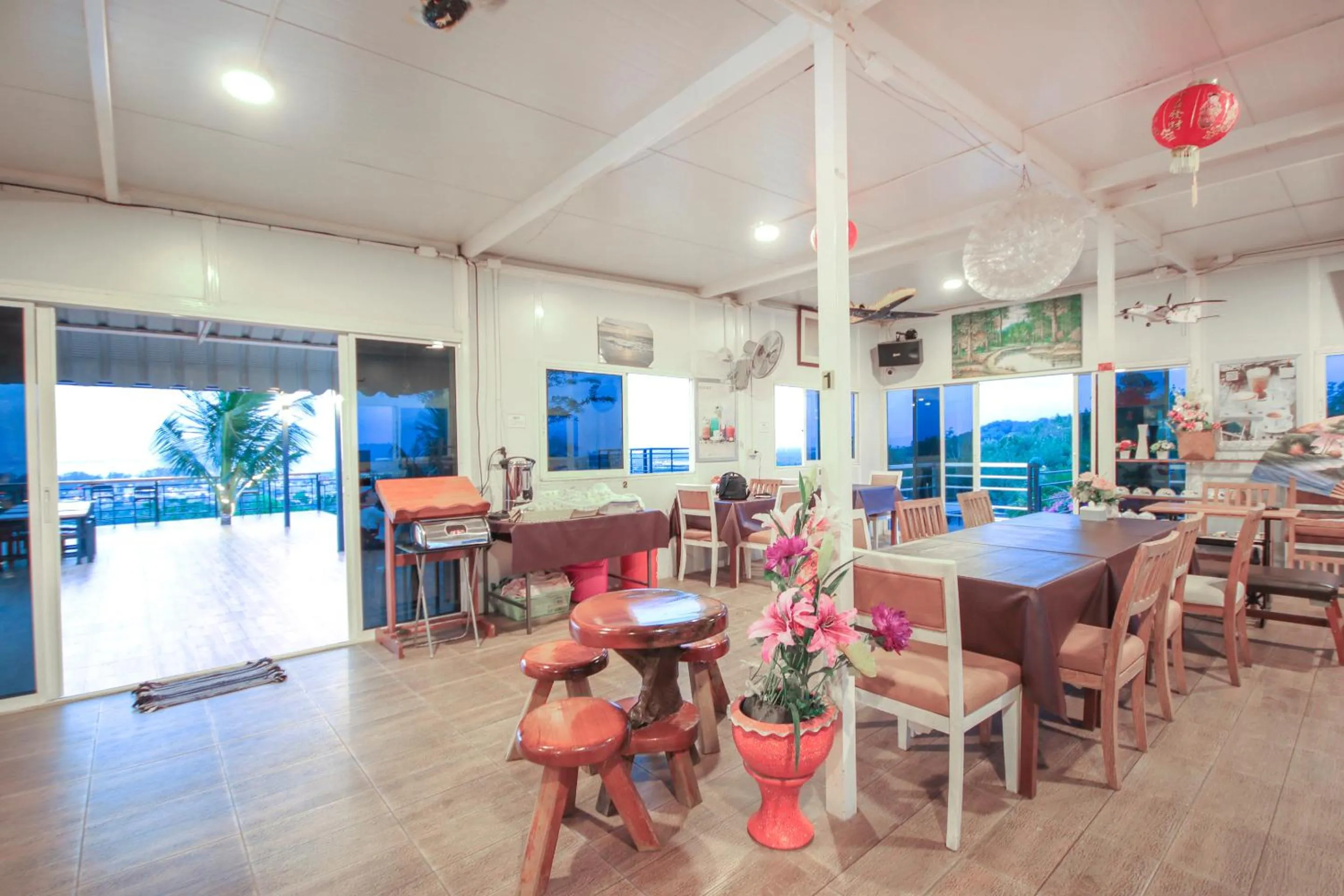 Restaurant/places to eat in Happy Mountain Airport Resort