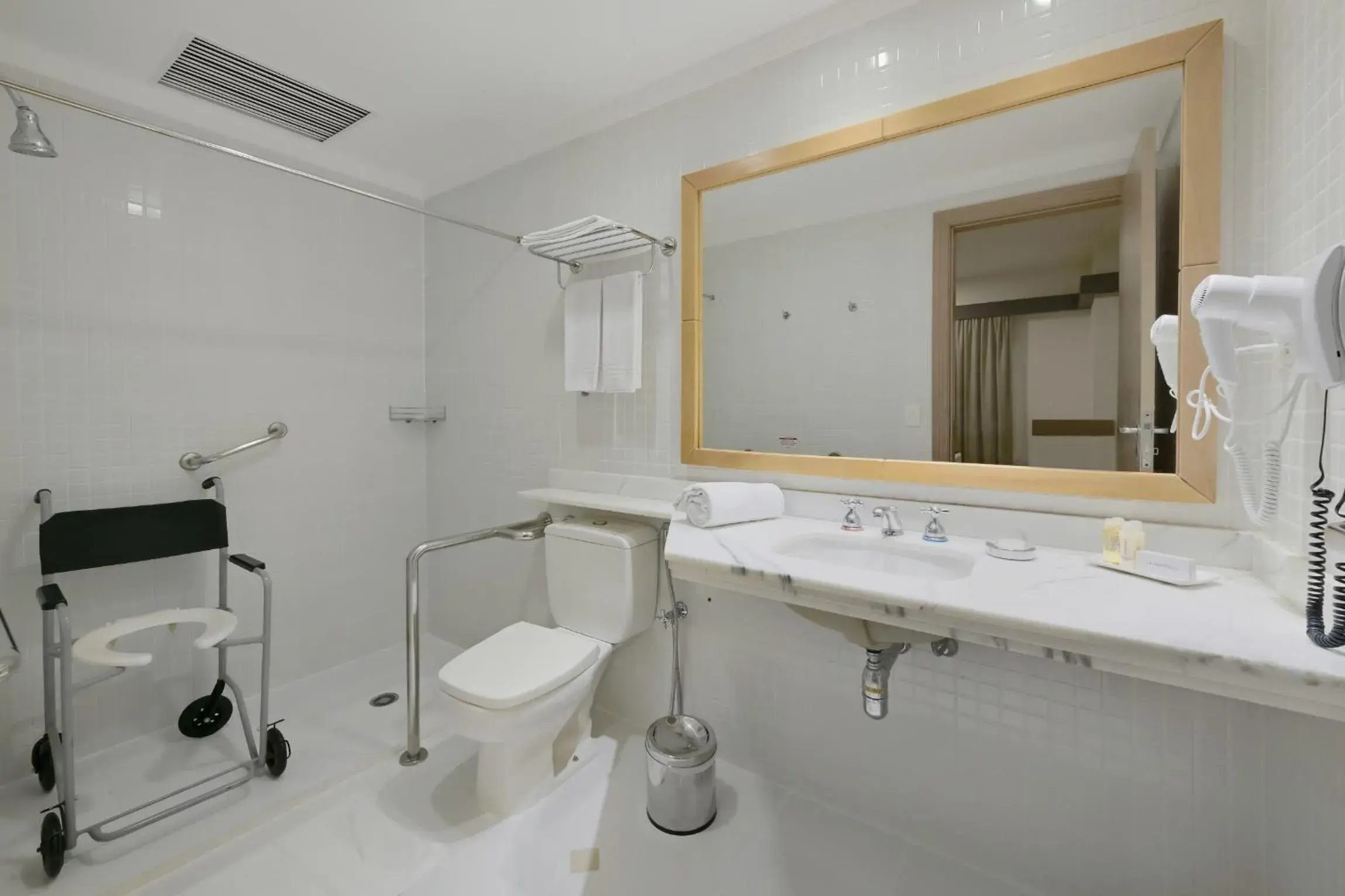 Queen Studio - single occupancy - Disability Access in Araucaria Plaza Queen Studio - single occupancy - Disability Access in Araucaria Plaza