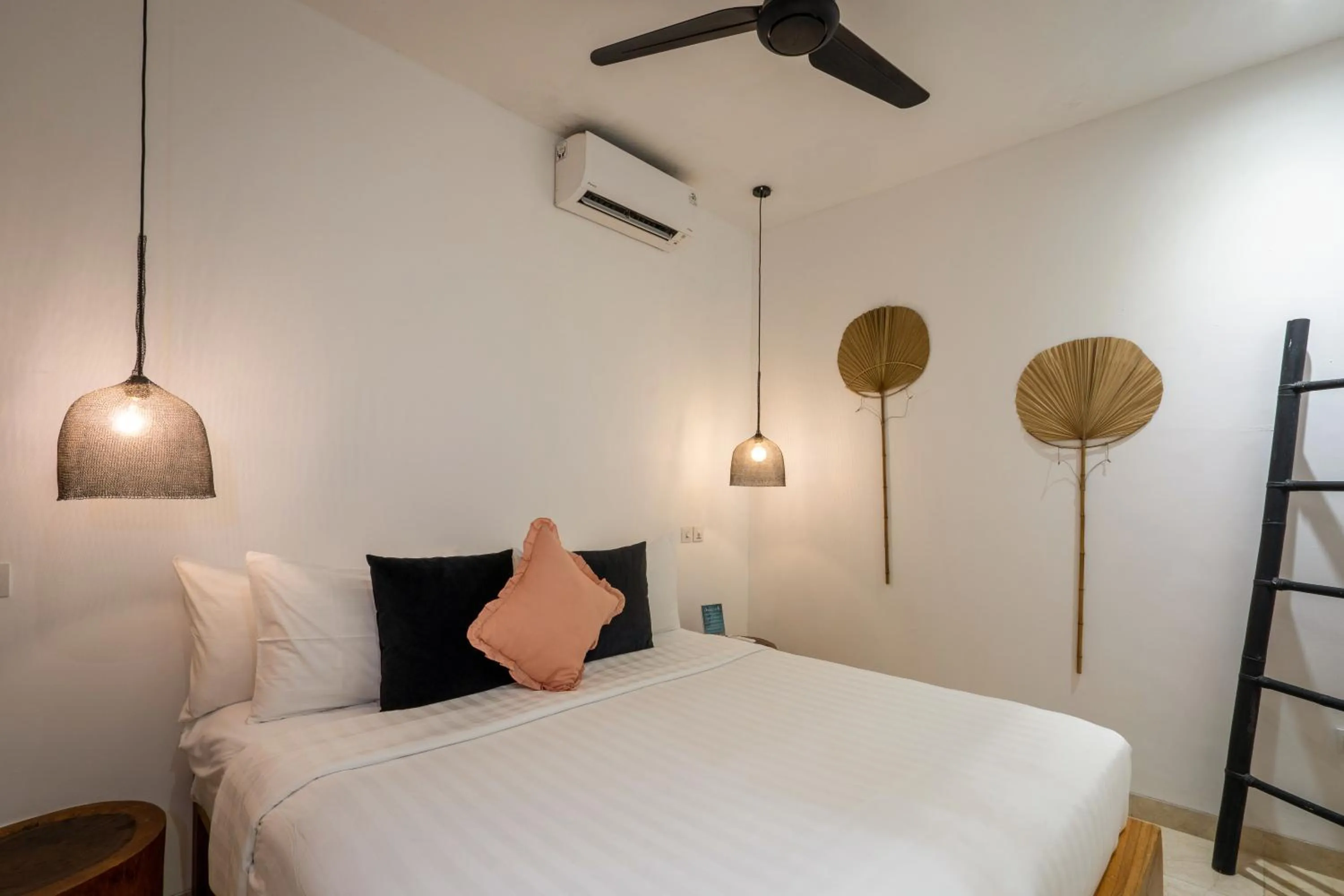 Bed in Ohana's Beachfront Resort & Beach Club