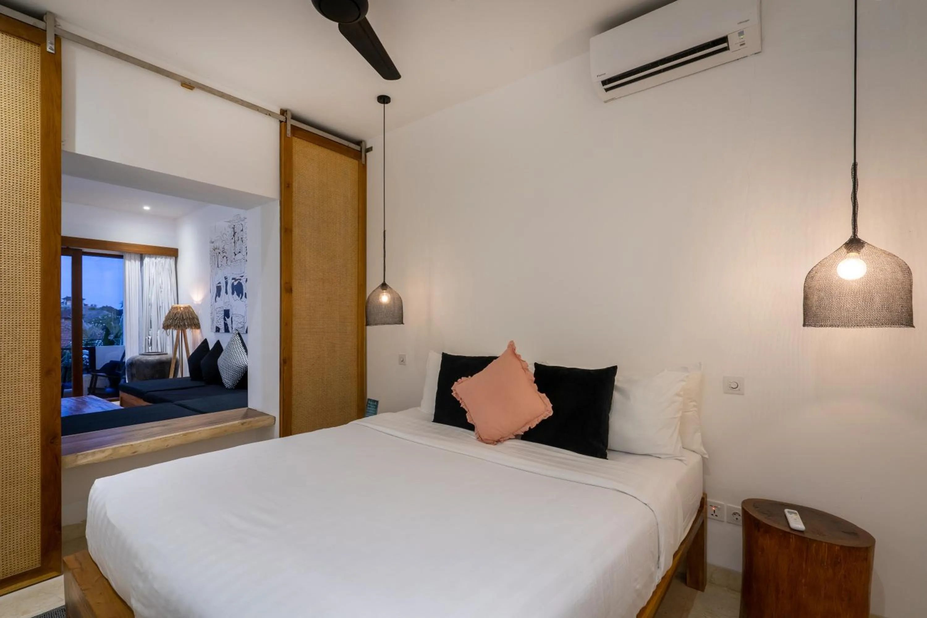 Bed in Ohana's Beachfront Resort & Beach Club