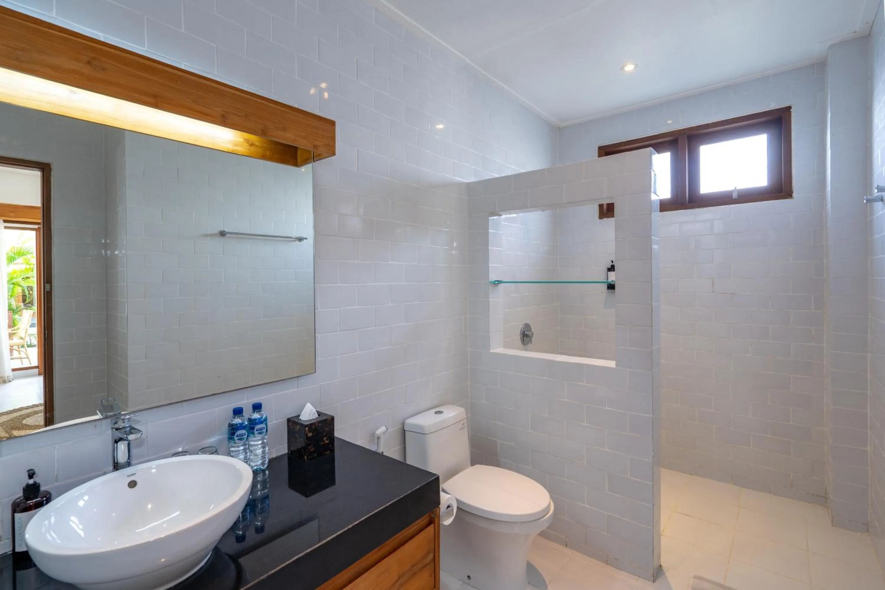 Shower in Ohana's Beachfront Resort & Beach Club