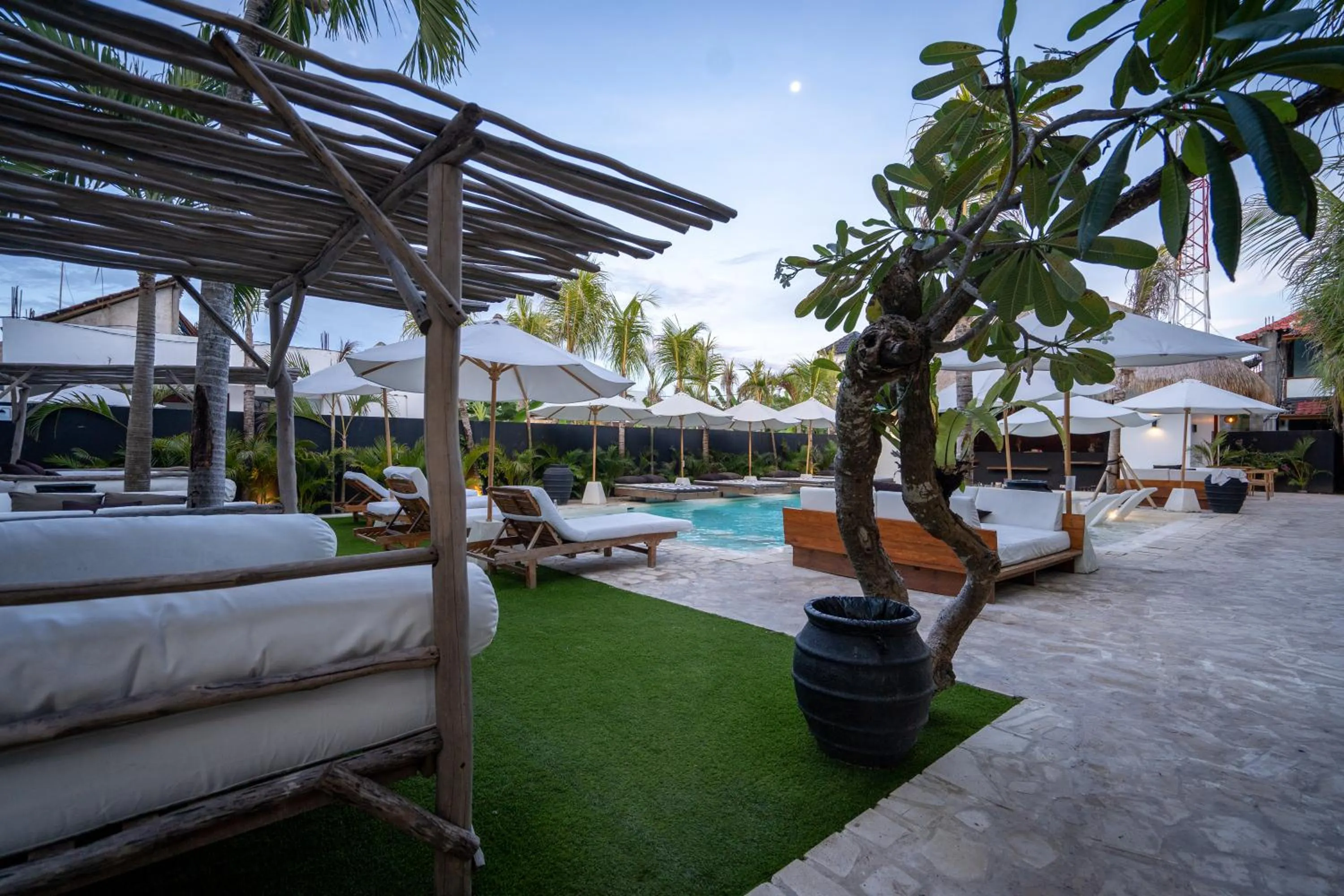 Swimming pool in Ohana's Beachfront Resort & Beach Club