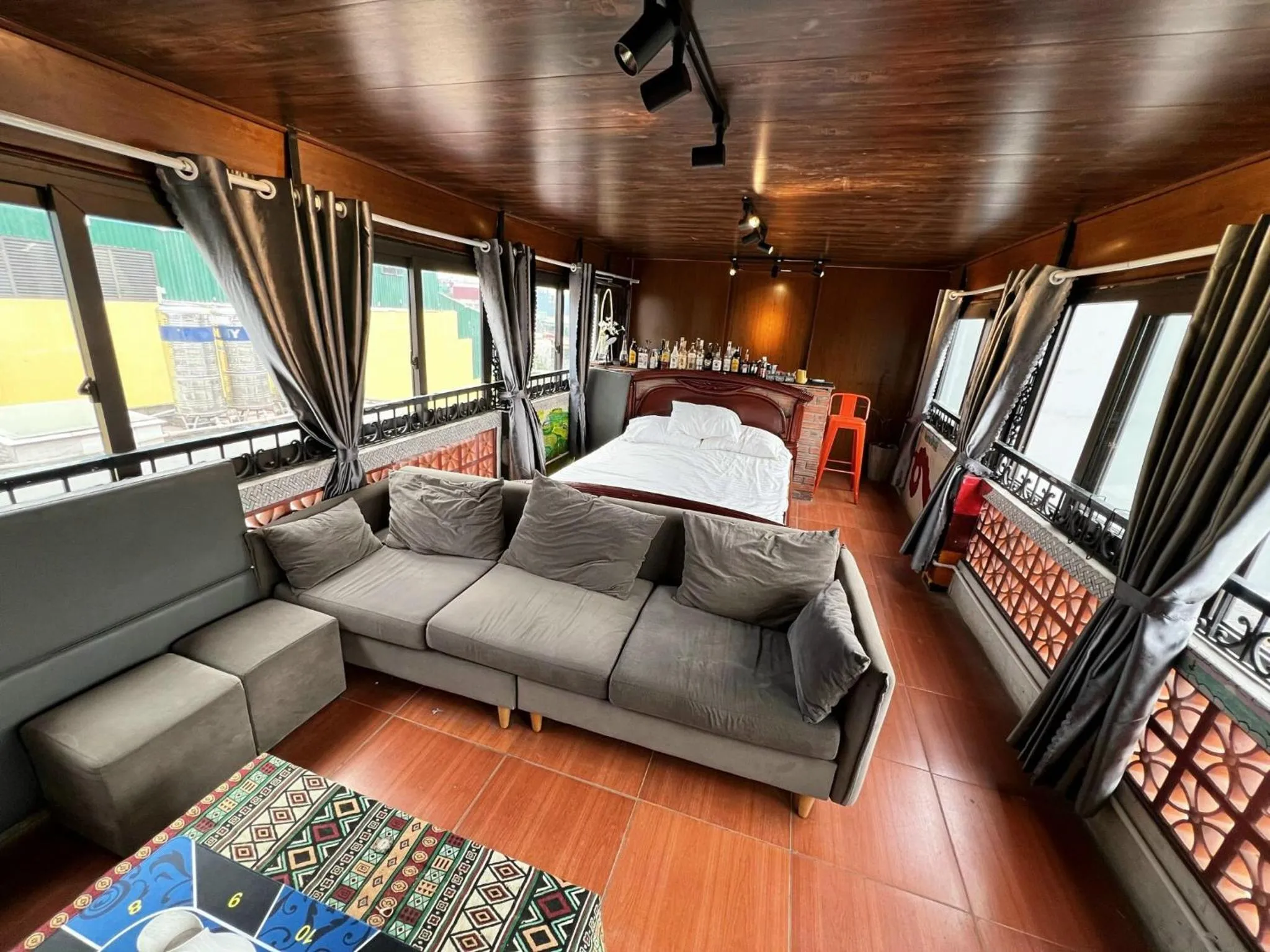 Bed in Ubuntu Hostel and Tour