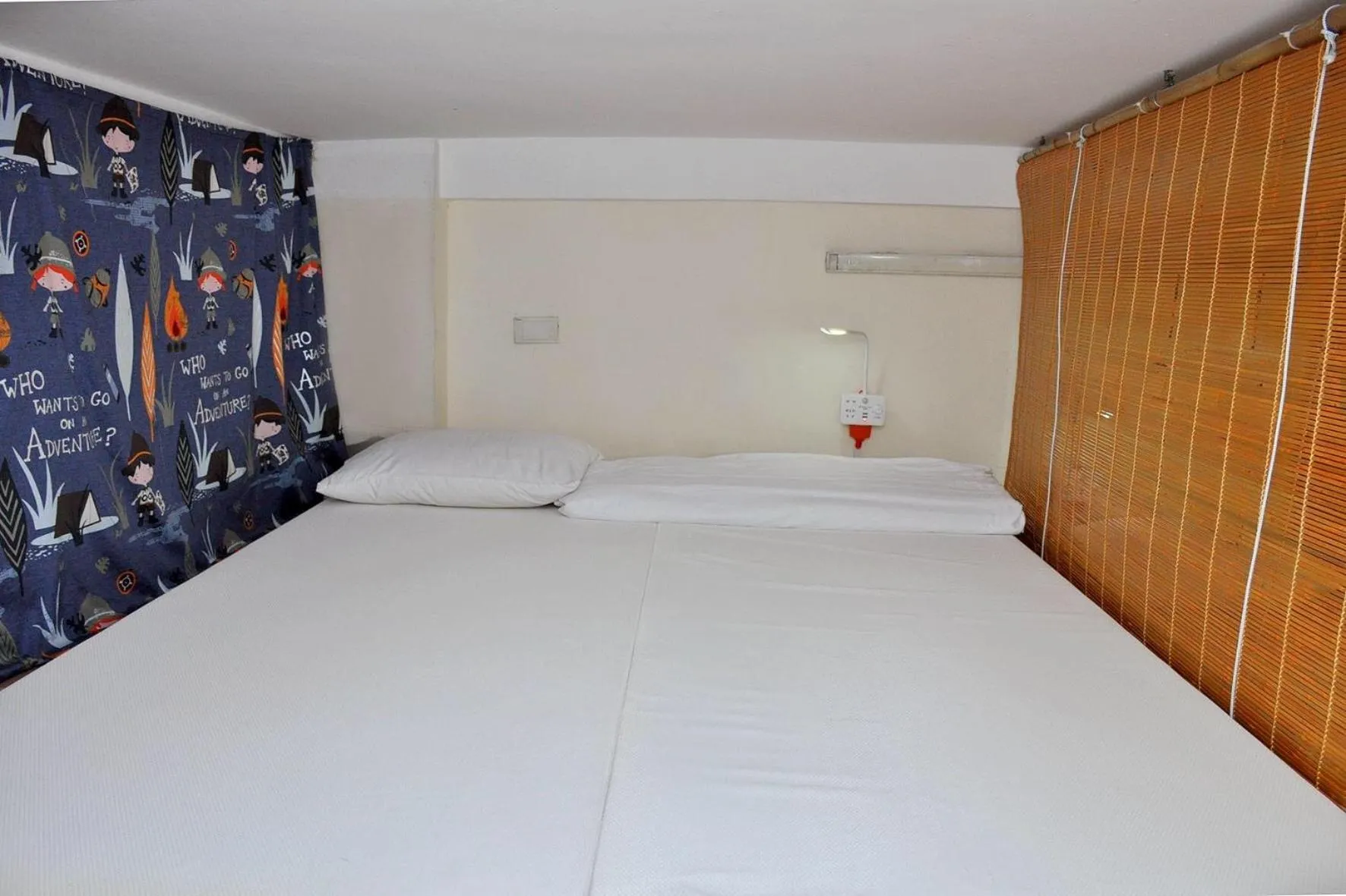 Bed in Ubuntu Hostel and Tour