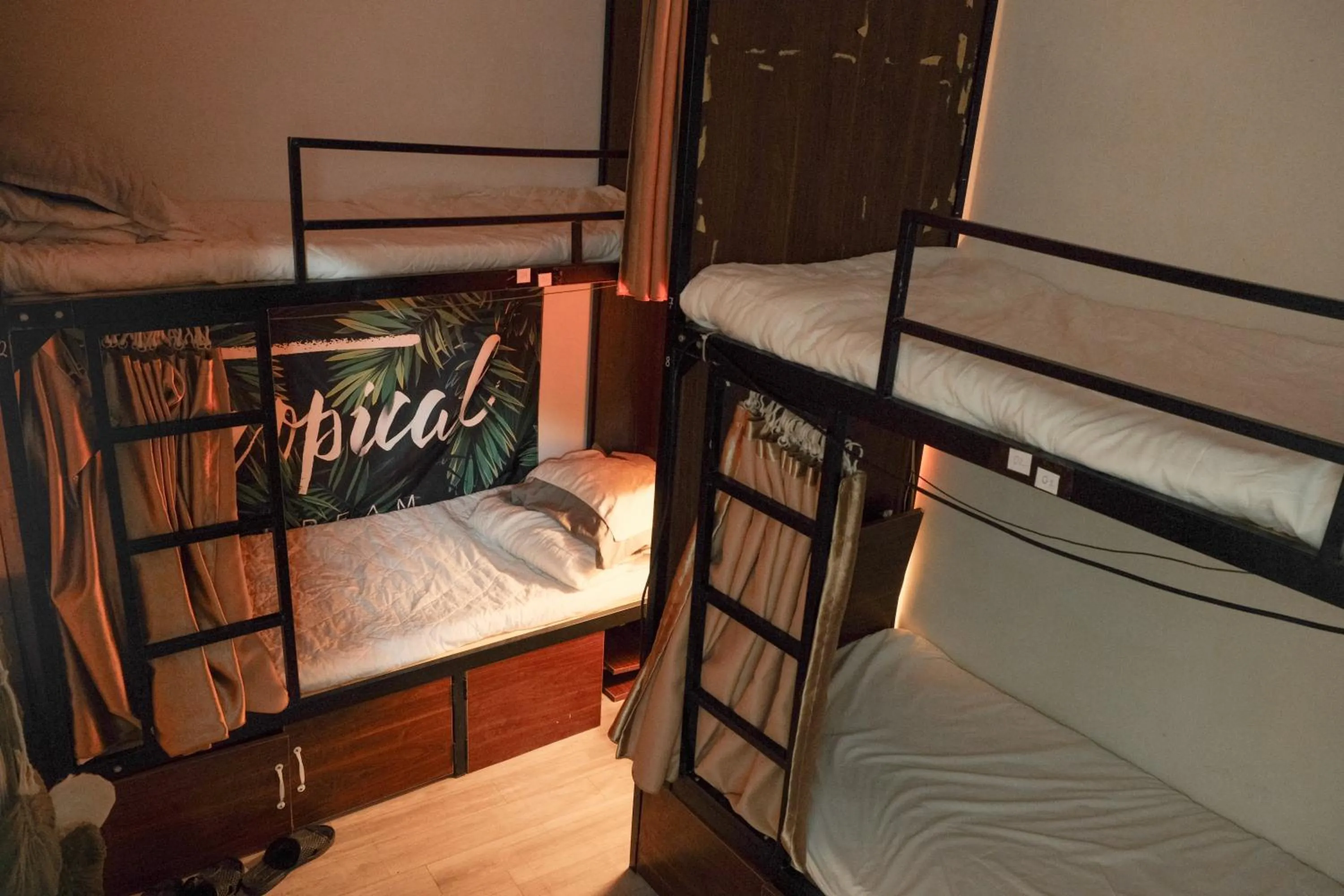 Bed in Ubuntu Hostel and Tour