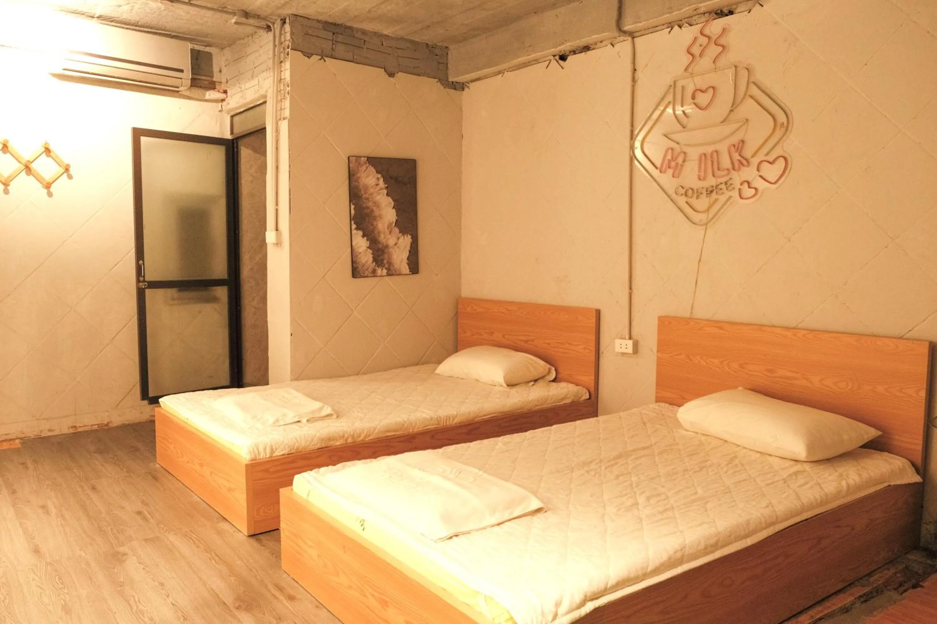 Bed in Ubuntu Hostel and Tour