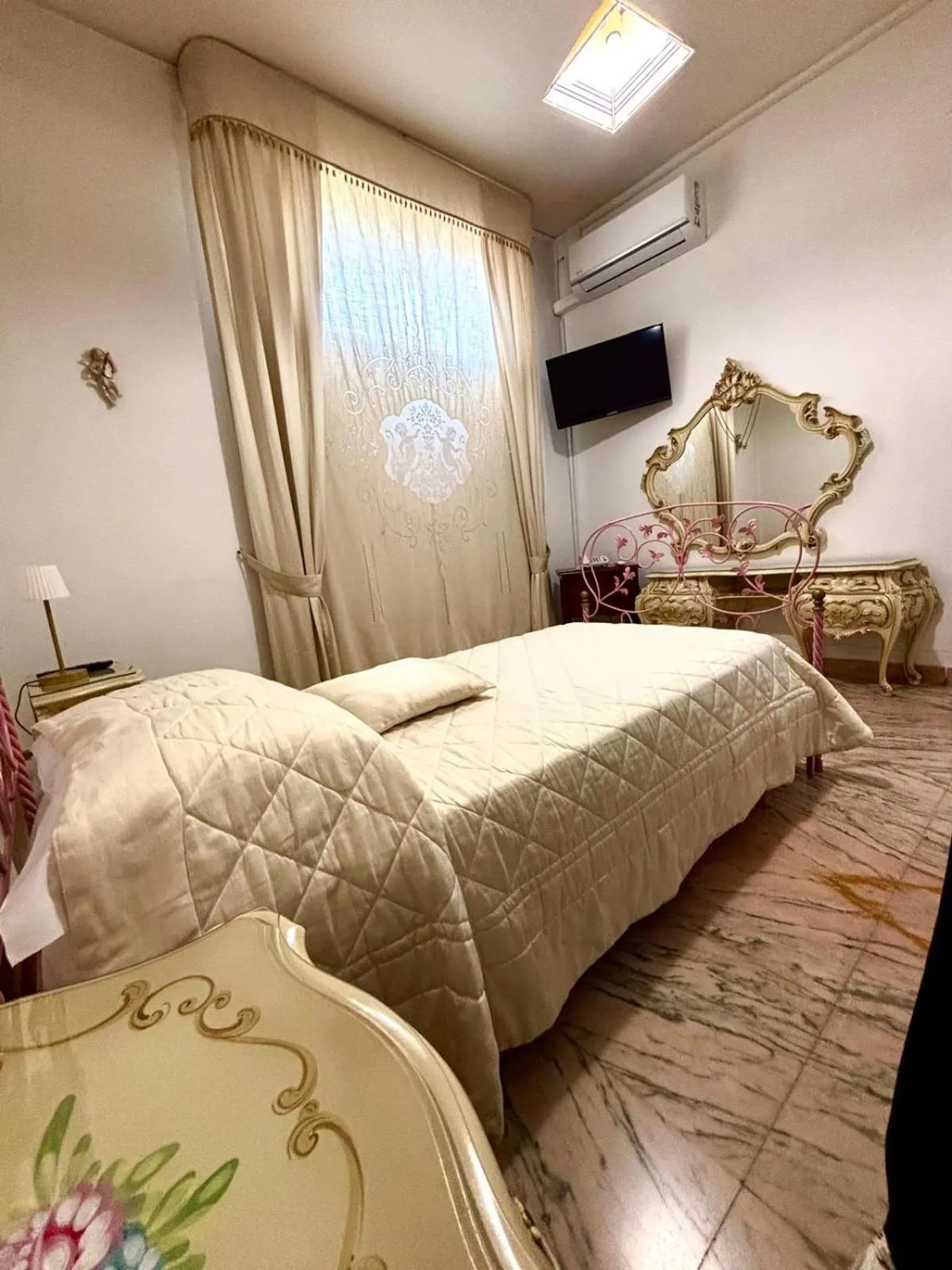 Bed in Hotel Imperiale