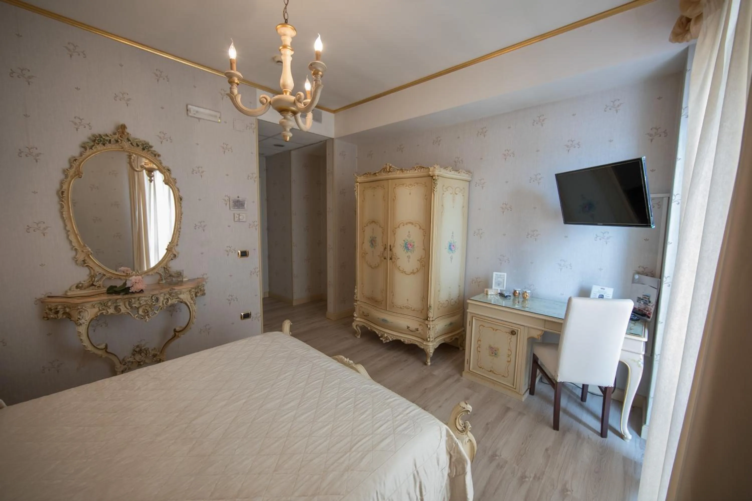 hair dresser, Bed in Hotel Imperiale