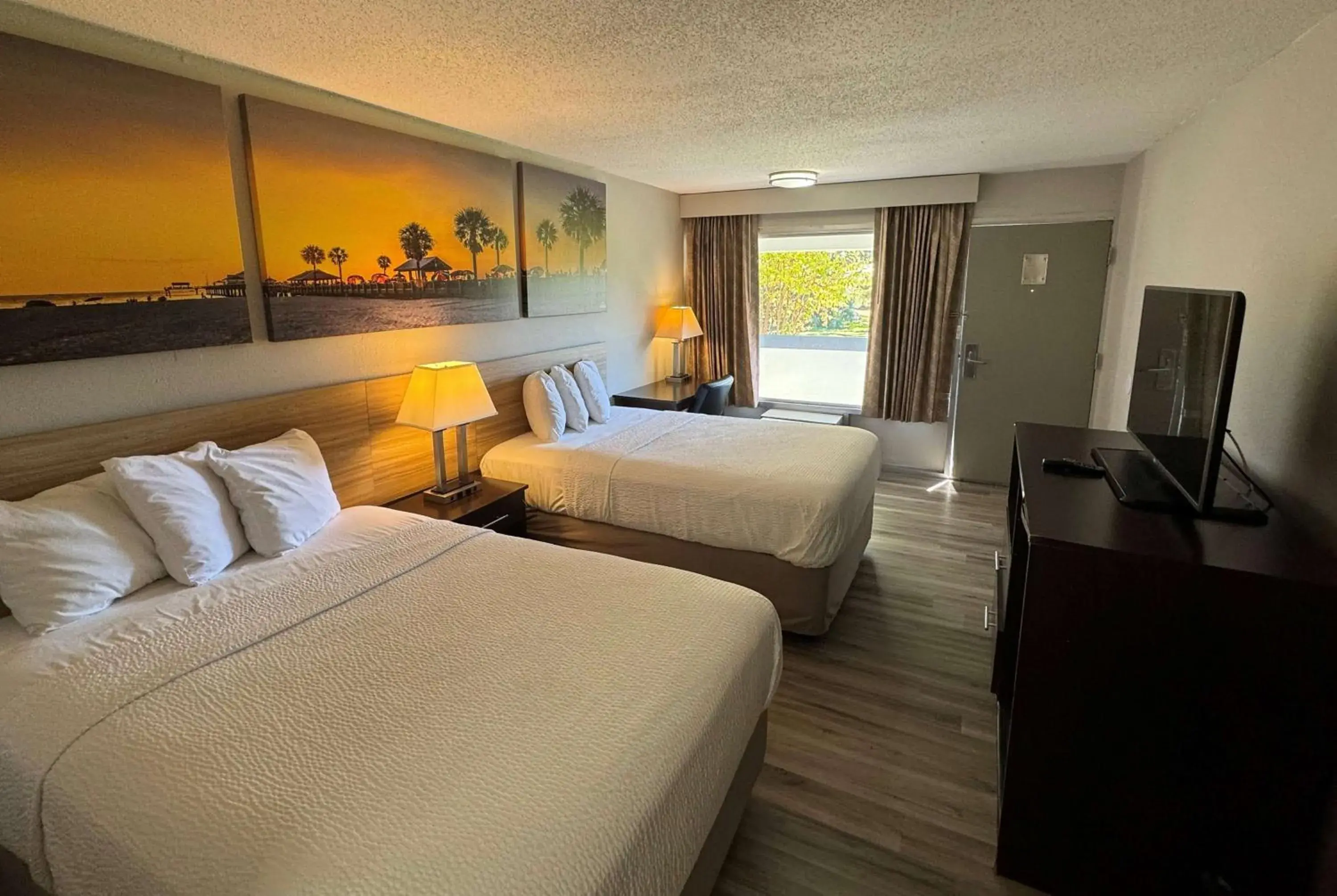 Double Room with Two Double Beds - Smoking in Days Inn by Wyndham Brooksville Double Room with Two Double Beds - Smoking in Days Inn by Wyndham Brooksville