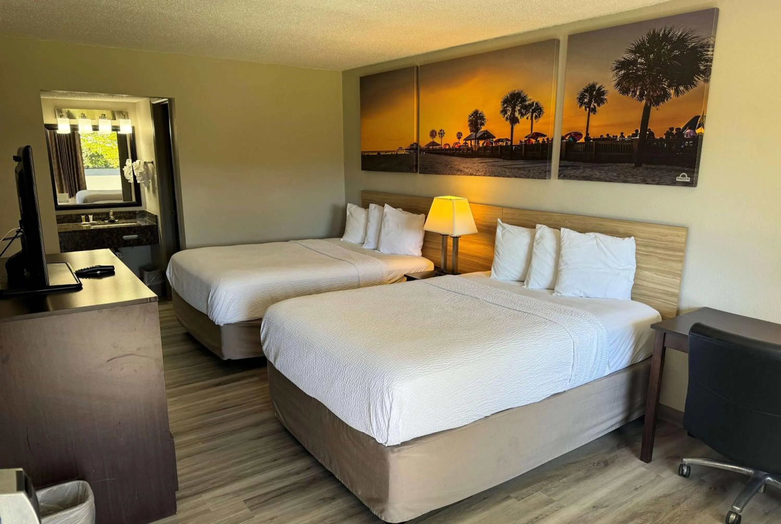 Photo of the whole room, Bed in Days Inn by Wyndham Brooksville