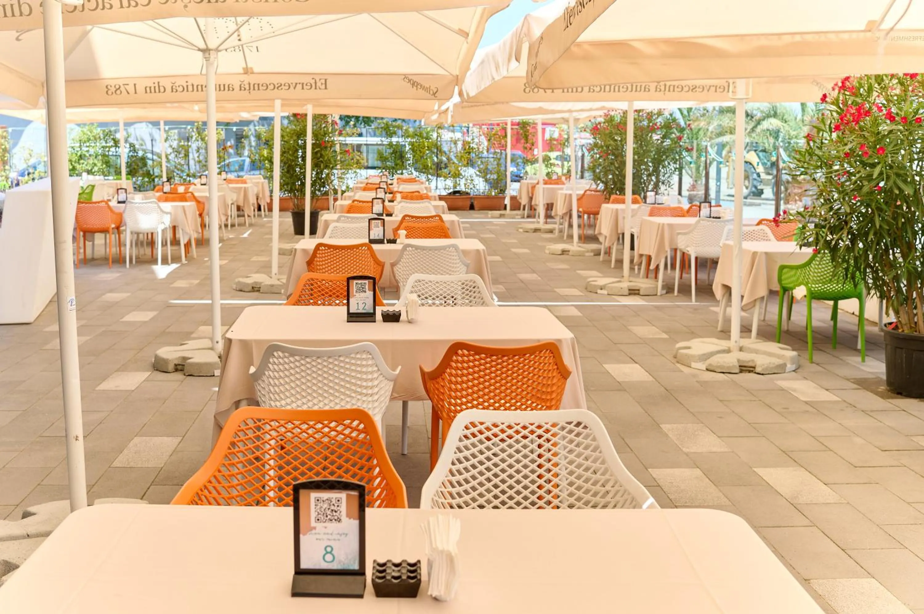 Restaurant/places to eat in Hotel Malibu