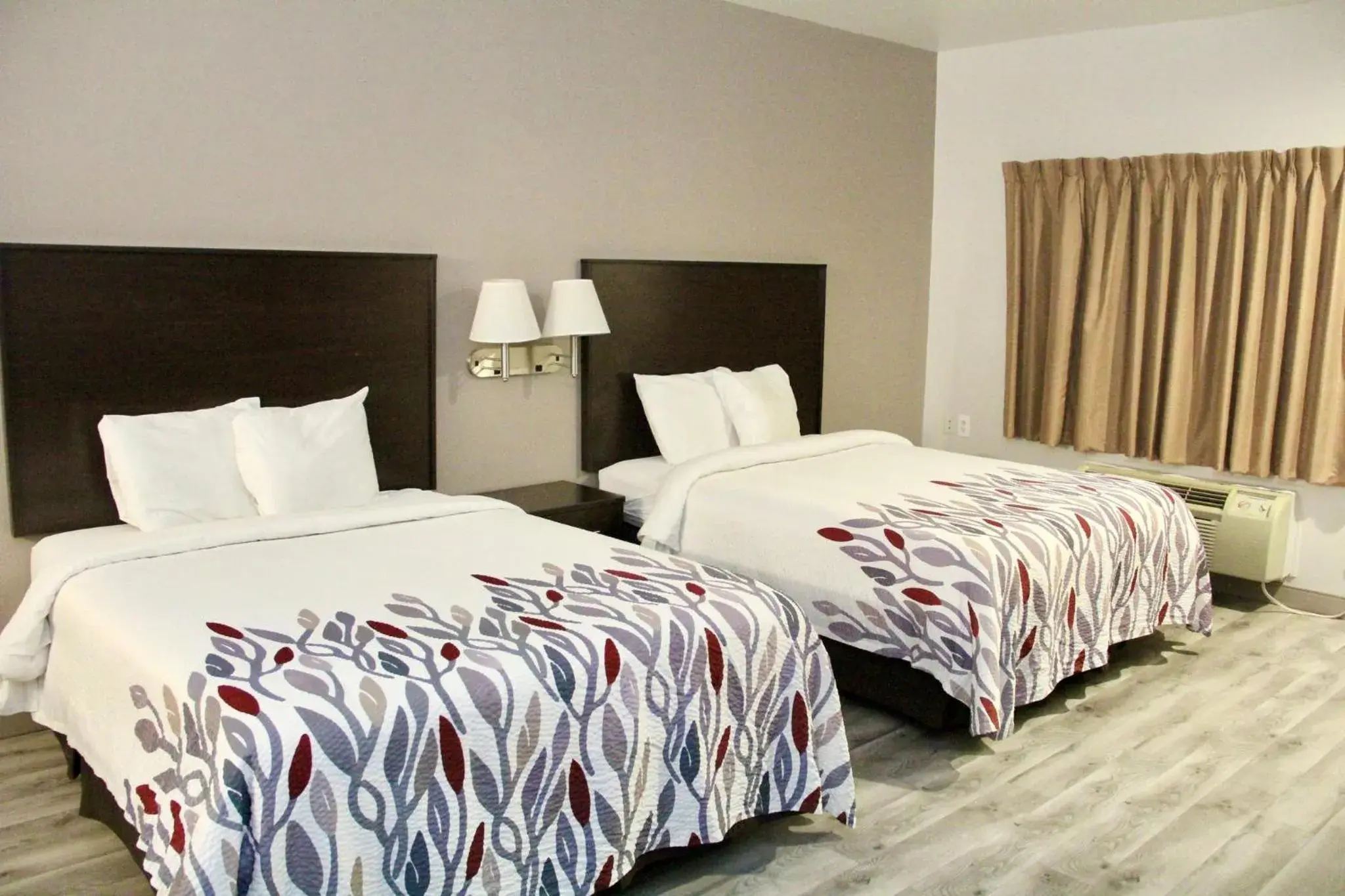 Photo of the whole room, Bed in Red Roof Inn & Suites Lake Orion / Auburn Hills Photo of the whole room, Bed in Red Roof Inn & Suites Lake Orion / Auburn Hills