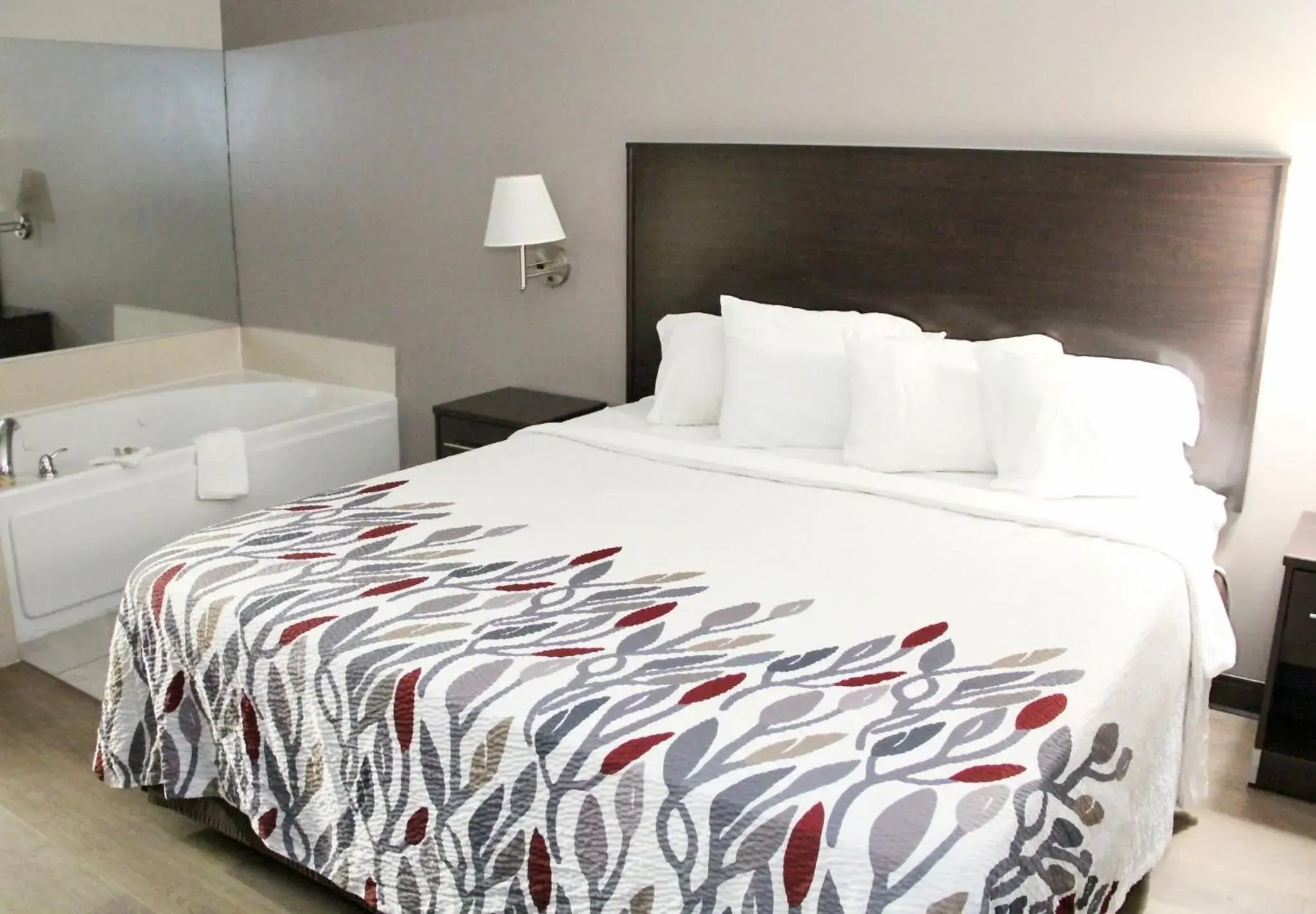 Bedroom, Bed in Red Roof Inn & Suites Lake Orion / Auburn Hills Bedroom, Bed in Red Roof Inn & Suites Lake Orion / Auburn Hills