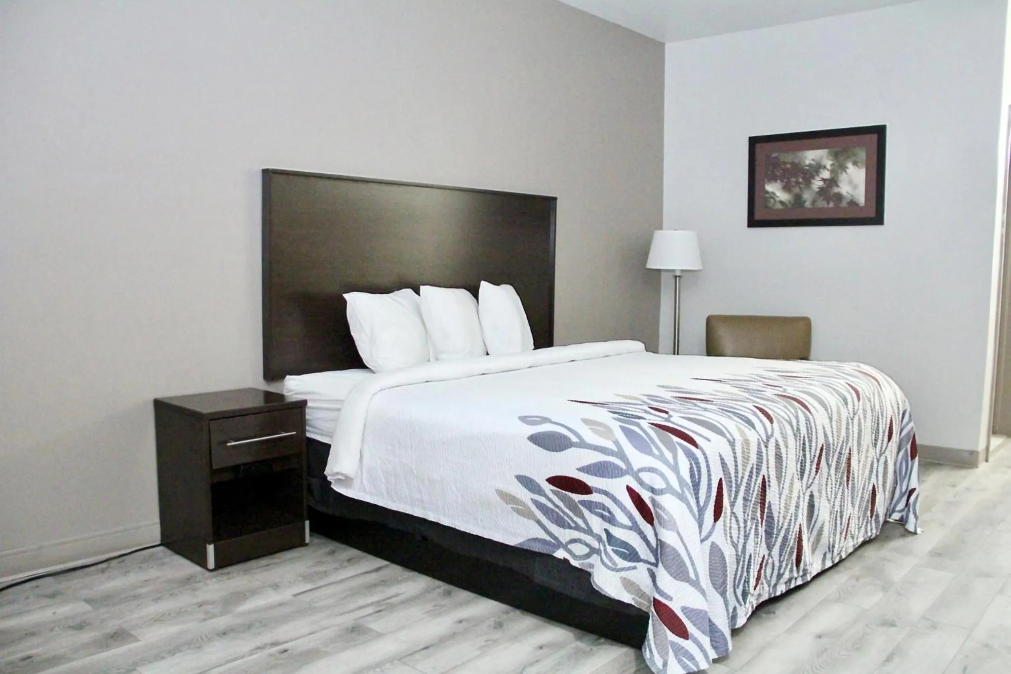 Bedroom, Bed in Red Roof Inn & Suites Lake Orion / Auburn Hills