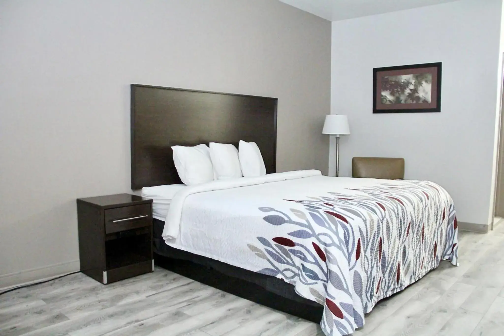 Superior King Room Non-Smoking in Red Roof Inn & Suites Lake Orion / Auburn Hills Superior King Room Non-Smoking in Red Roof Inn & Suites Lake Orion / Auburn Hills