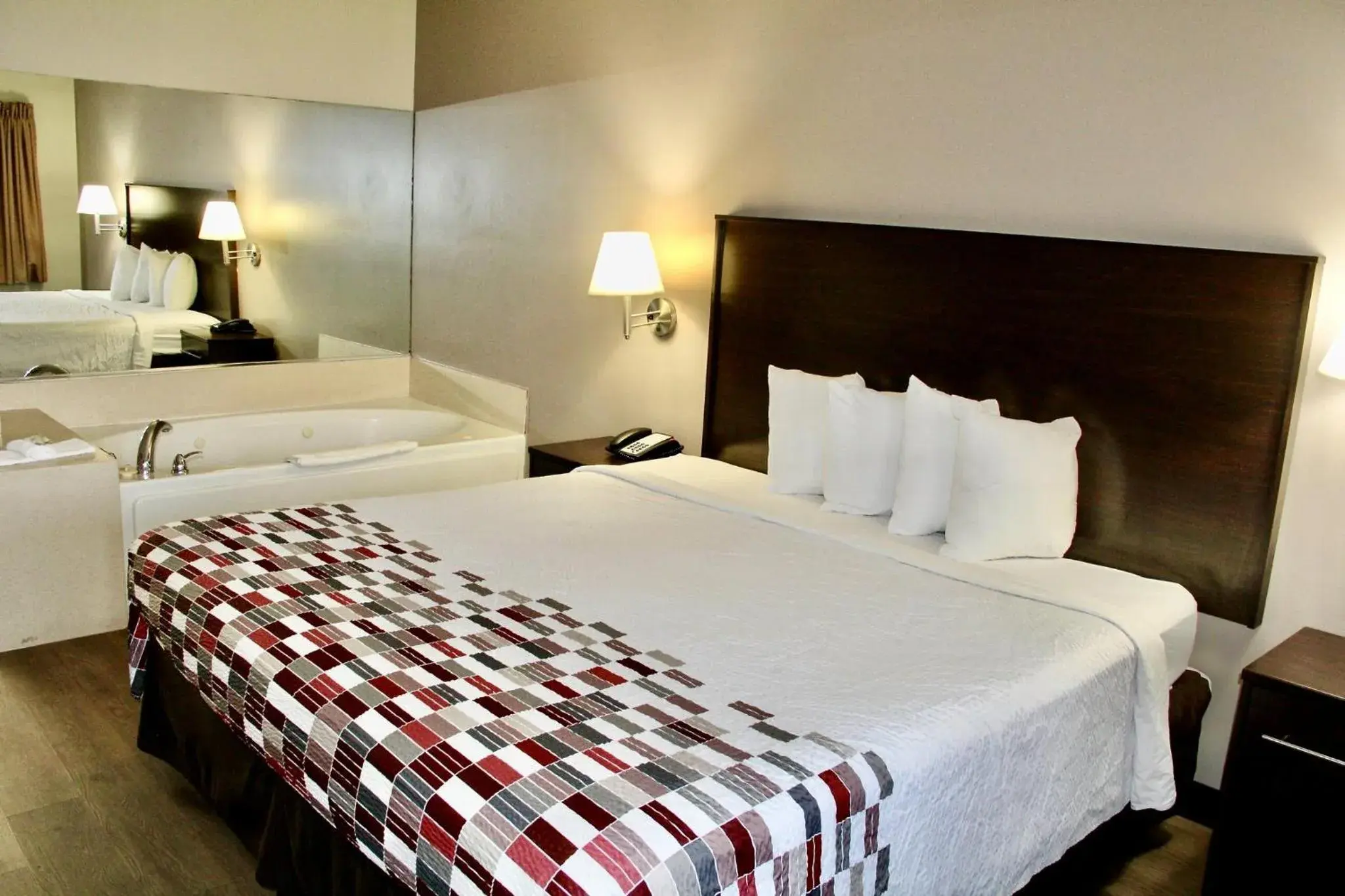 Bedroom, Bed in Red Roof Inn & Suites Lake Orion / Auburn Hills Bedroom, Bed in Red Roof Inn & Suites Lake Orion / Auburn Hills