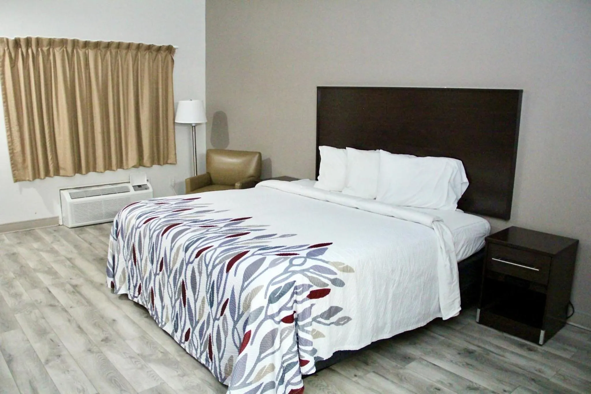 Bedroom, Bed in Red Roof Inn & Suites Lake Orion / Auburn Hills