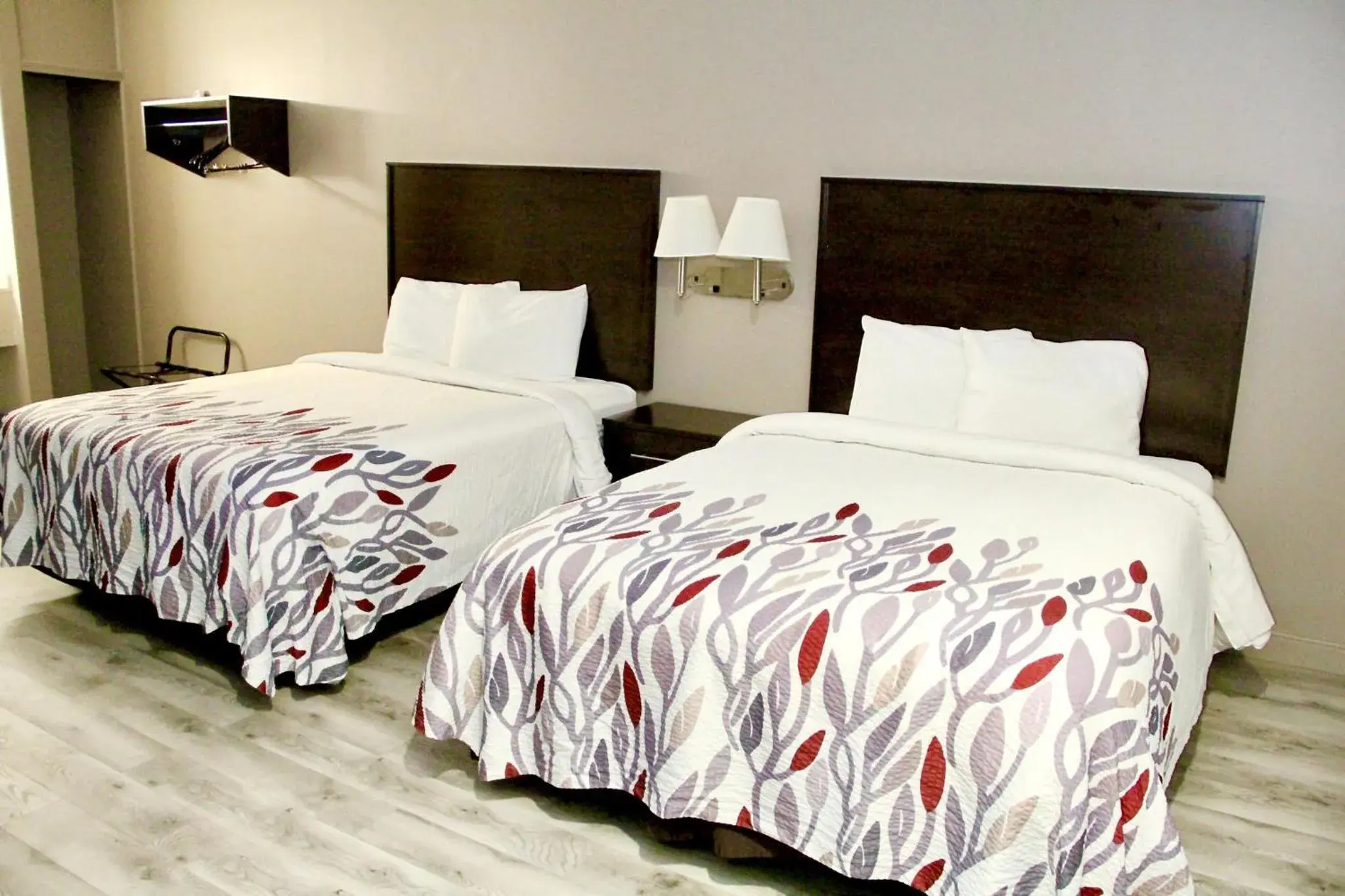 Photo of the whole room, Bed in Red Roof Inn & Suites Lake Orion / Auburn Hills Photo of the whole room, Bed in Red Roof Inn & Suites Lake Orion / Auburn Hills