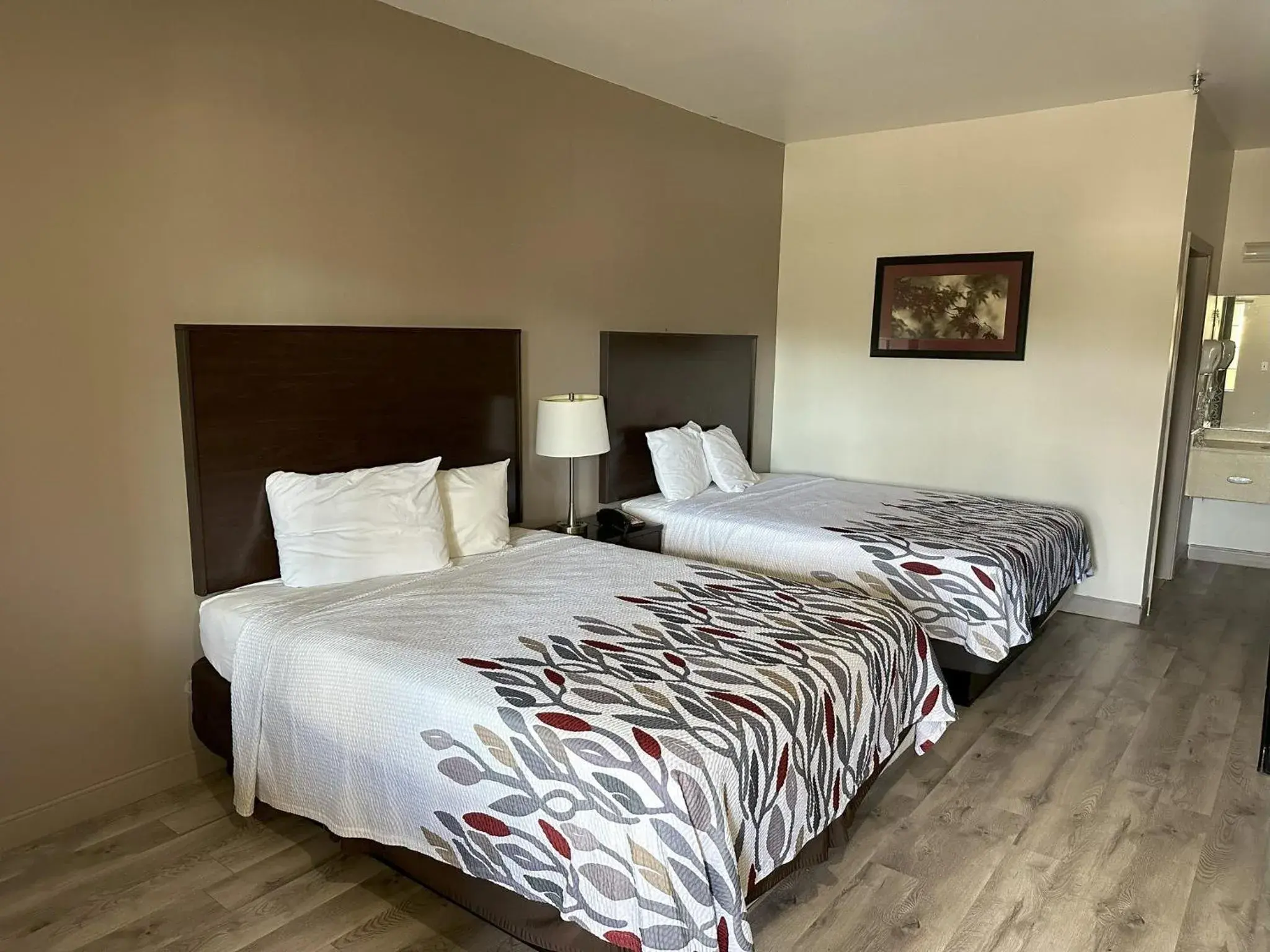 Photo of the whole room, Bed in Red Roof Inn & Suites Lake Orion / Auburn Hills Photo of the whole room, Bed in Red Roof Inn & Suites Lake Orion / Auburn Hills