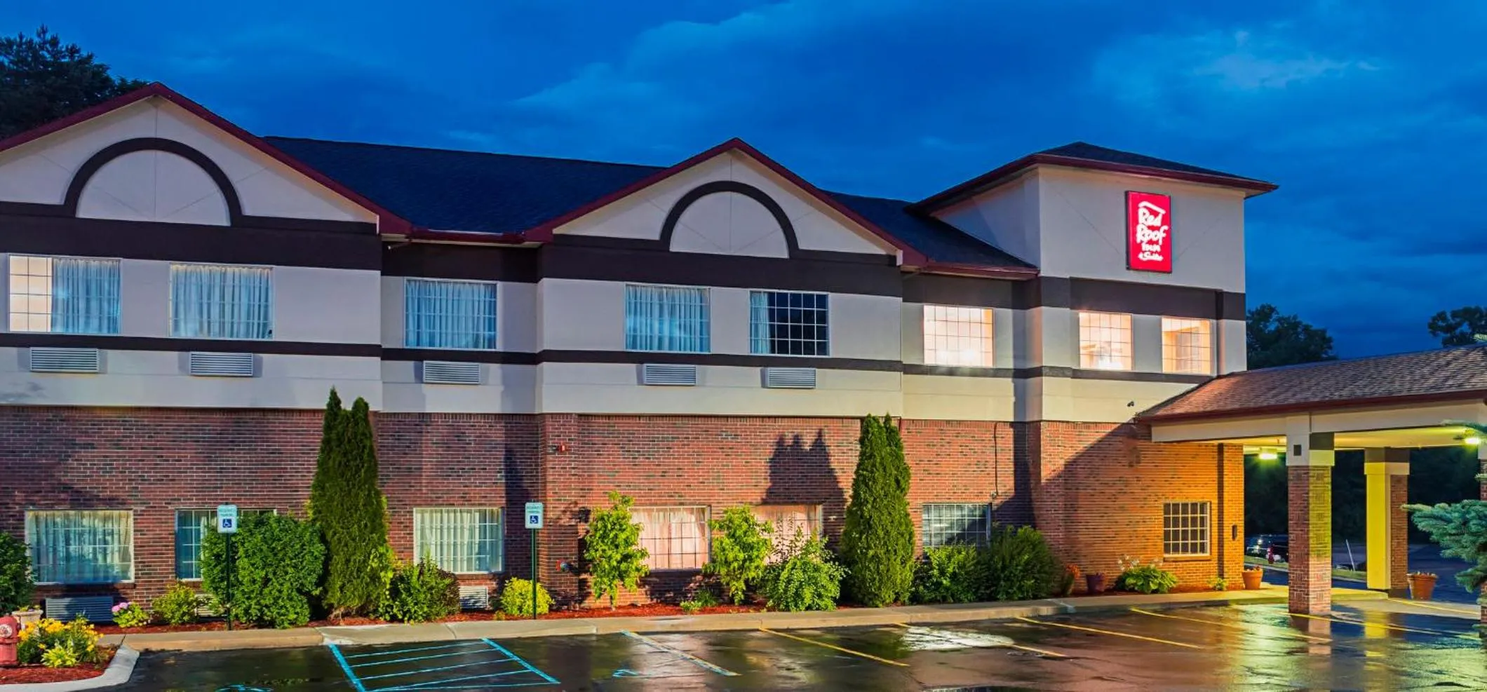 Property building in Red Roof Inn & Suites Lake Orion / Auburn Hills