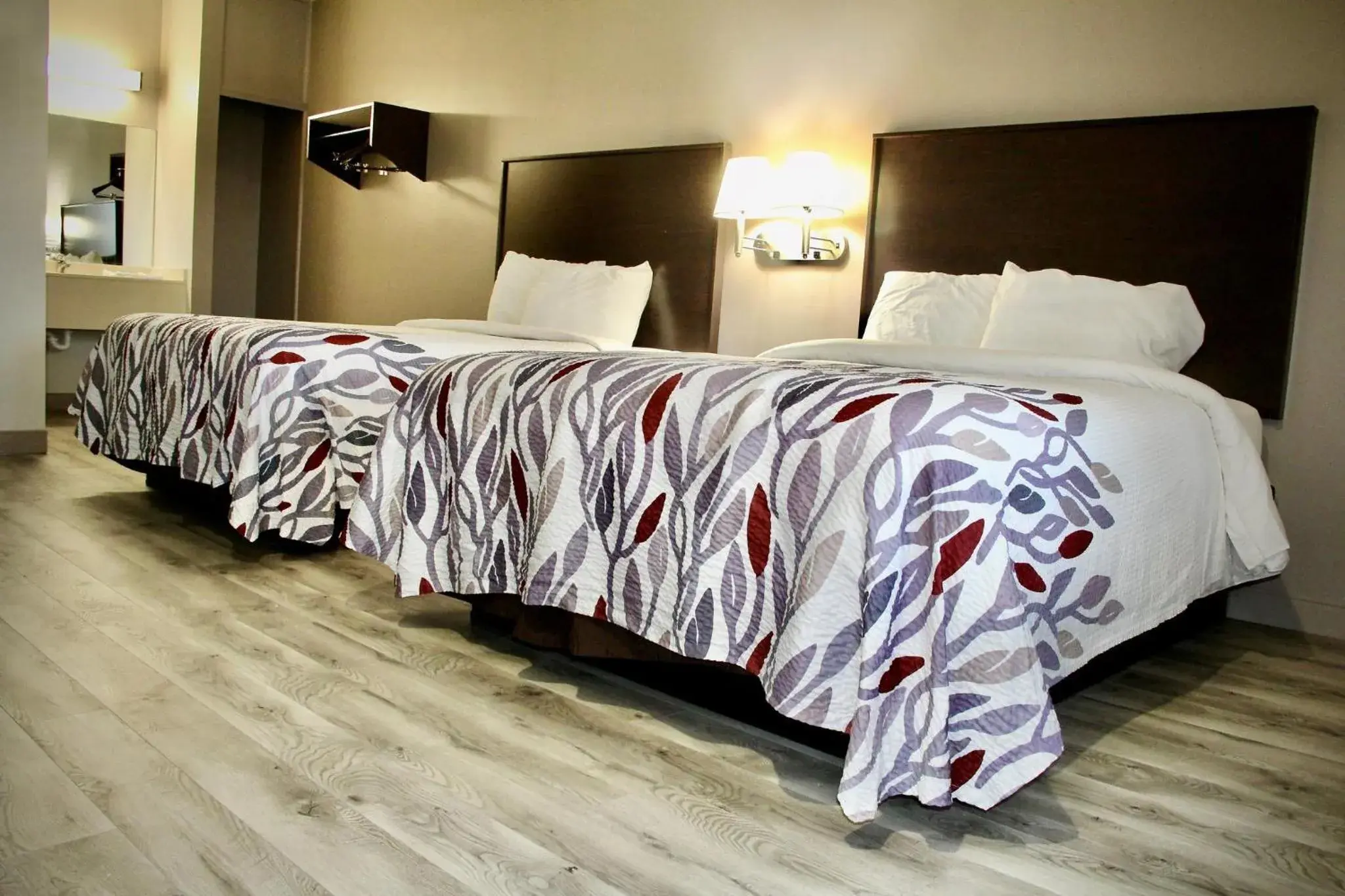 Deluxe Room with Two Double Beds Non-Smoking in Red Roof Inn & Suites Lake Orion / Auburn Hills Deluxe Room with Two Double Beds Non-Smoking in Red Roof Inn & Suites Lake Orion / Auburn Hills