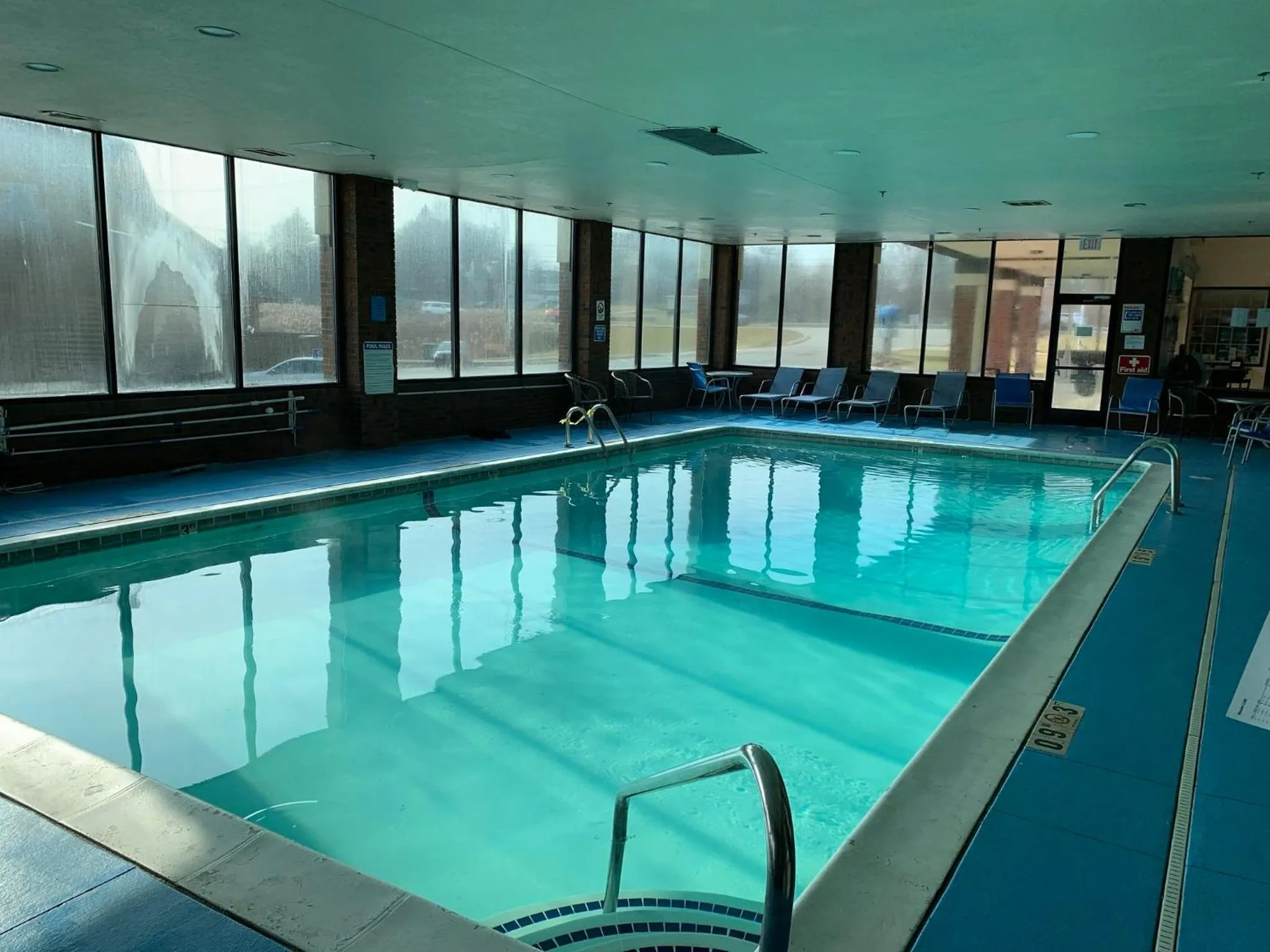 Swimming pool in Red Roof Inn & Suites Lake Orion / Auburn Hills