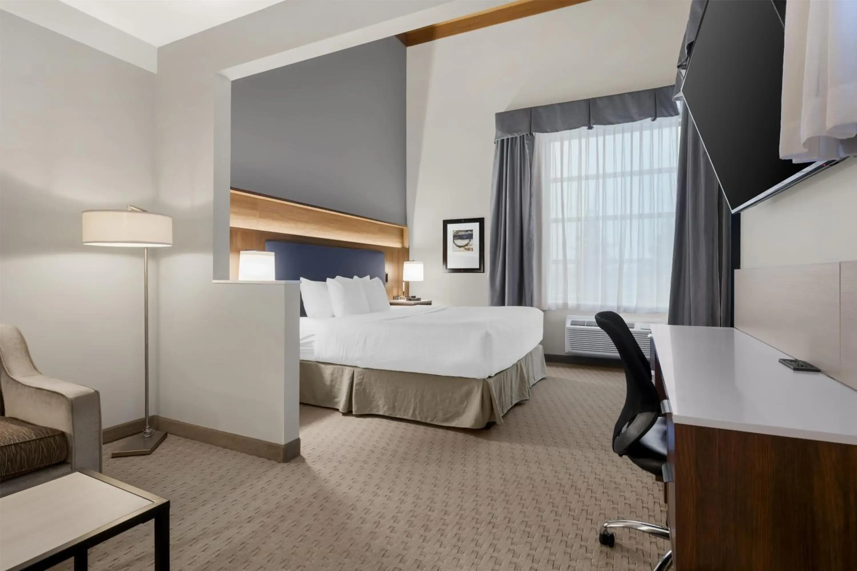 Photo of the whole room, Bed in Best Western Plus Revelstoke Photo of the whole room, Bed in Best Western Plus Revelstoke