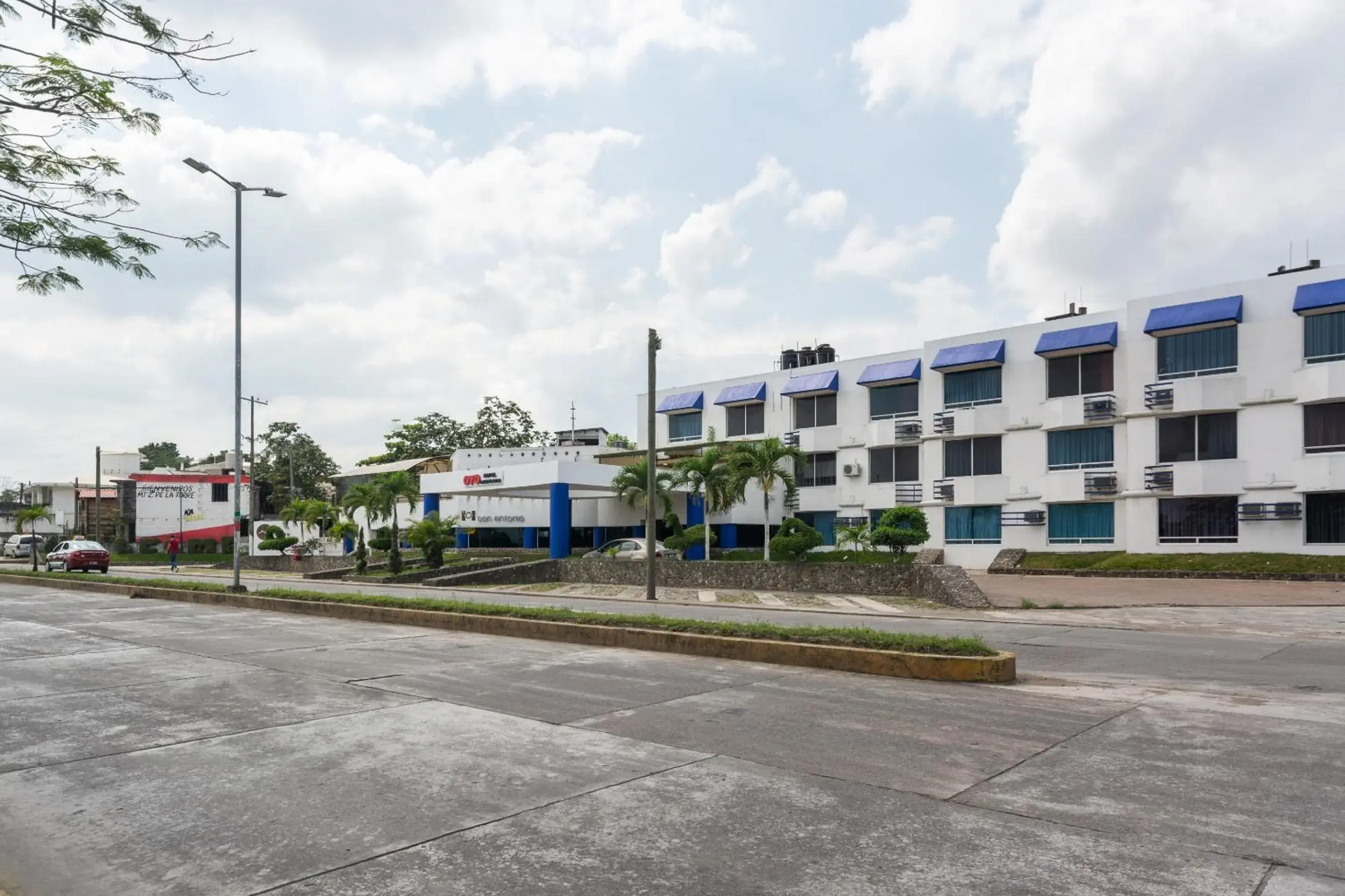Facade/entrance in OYO Hotel Casa Blanca Facade/entrance in OYO Hotel Casa Blanca