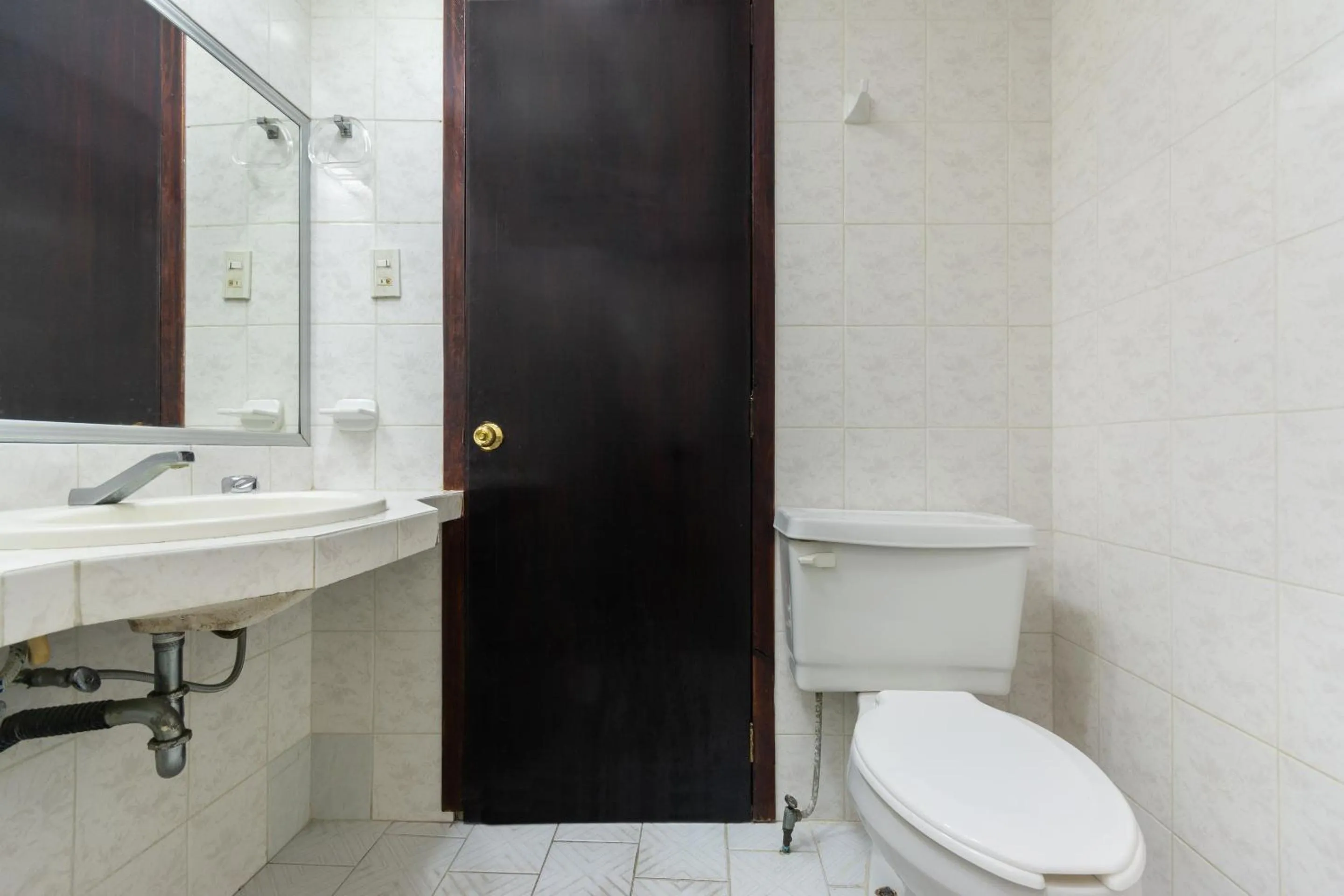 Bathroom in OYO Hotel Casa Blanca