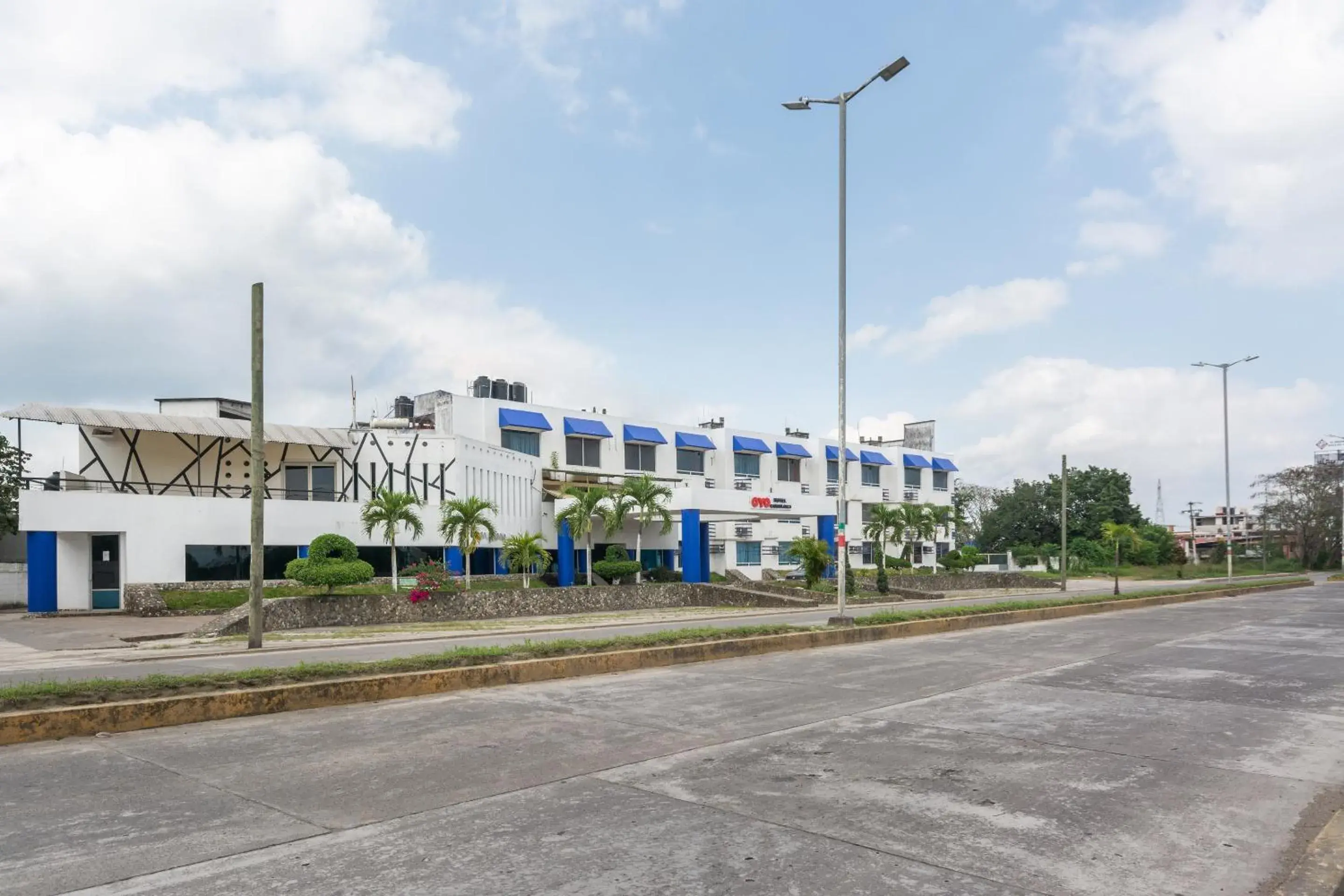 Facade/entrance in OYO Hotel Casa Blanca Facade/entrance in OYO Hotel Casa Blanca
