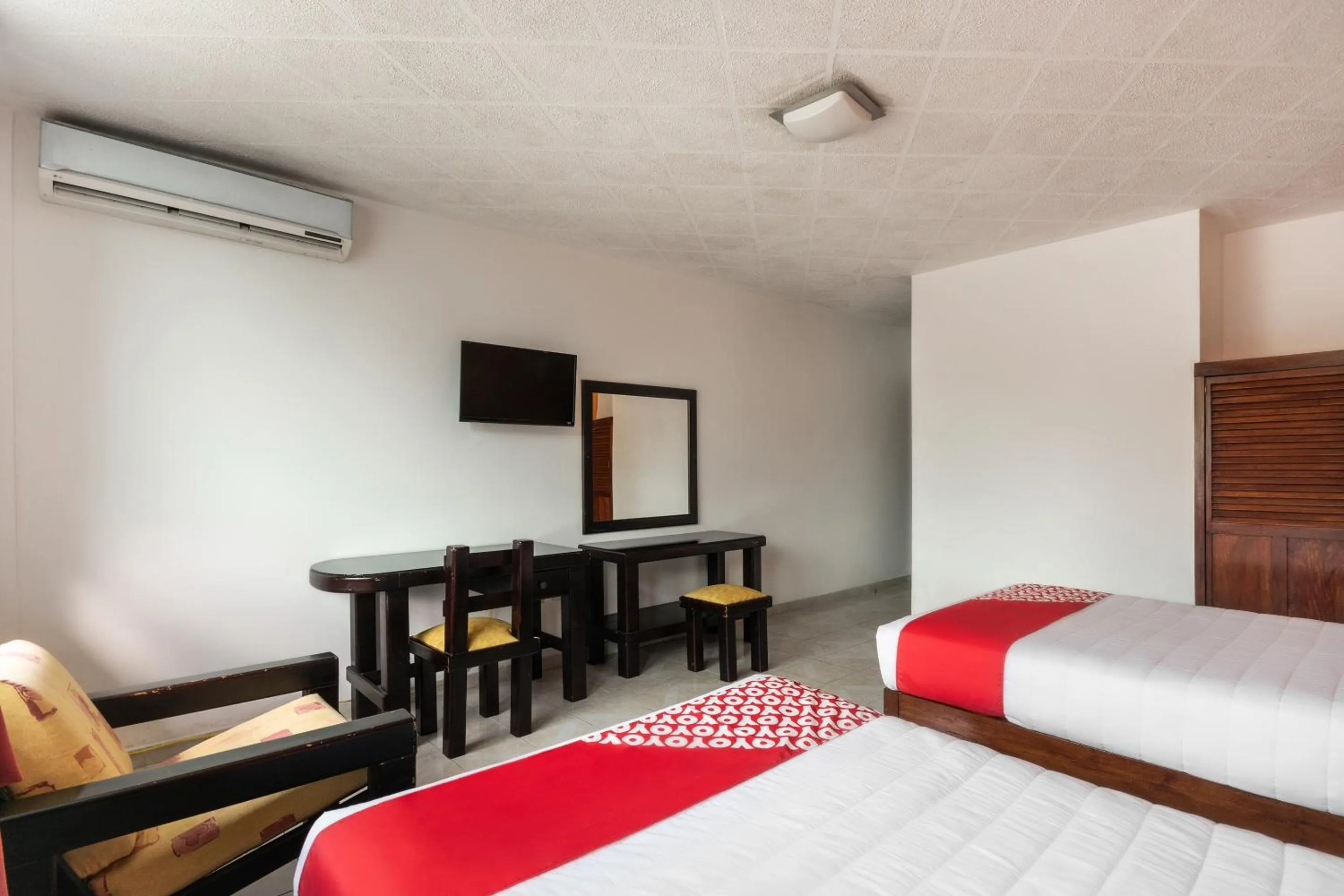 Bedroom, Bed in OYO Hotel Casa Blanca