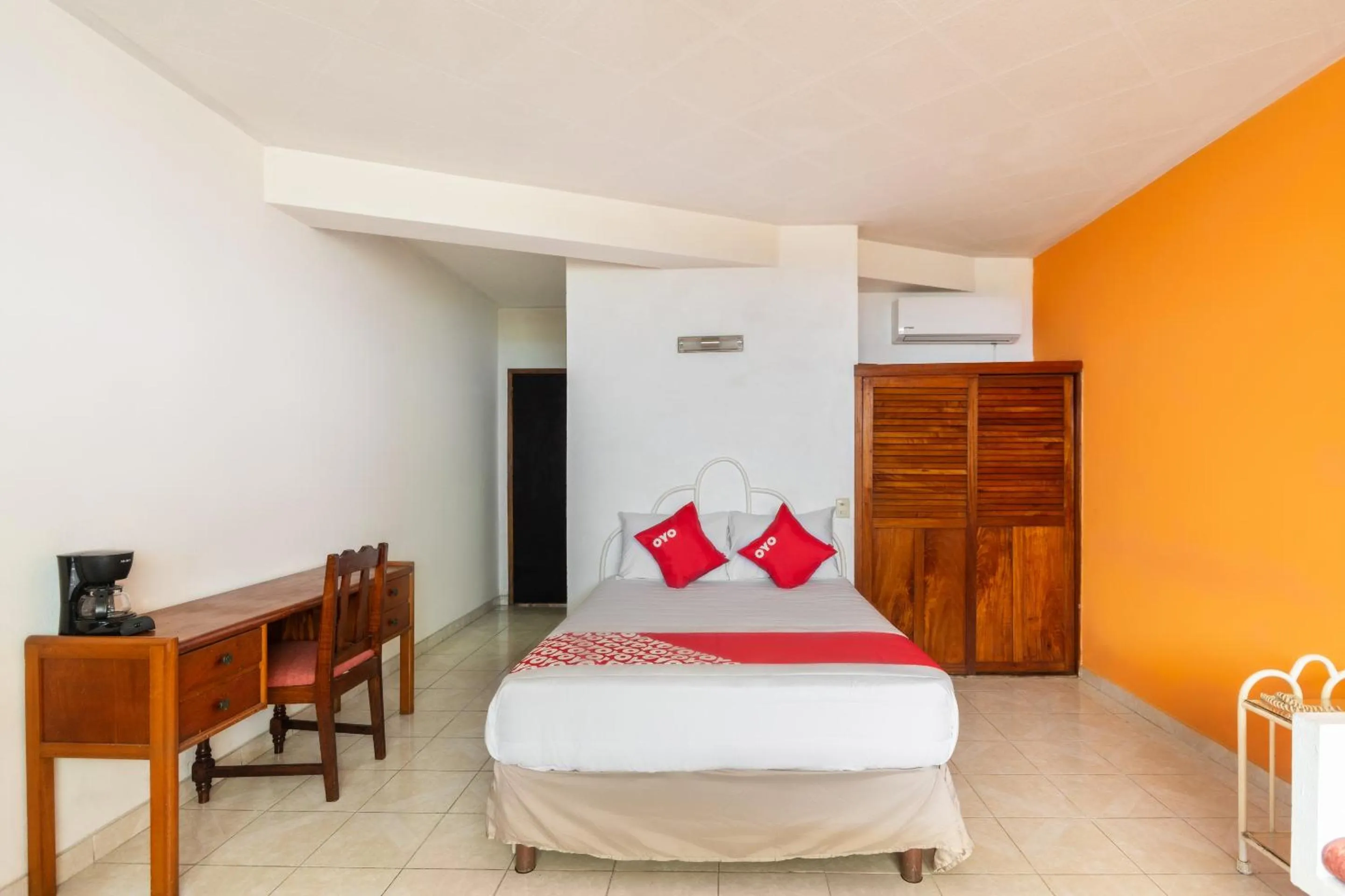 Bedroom, Bed in OYO Hotel Casa Blanca