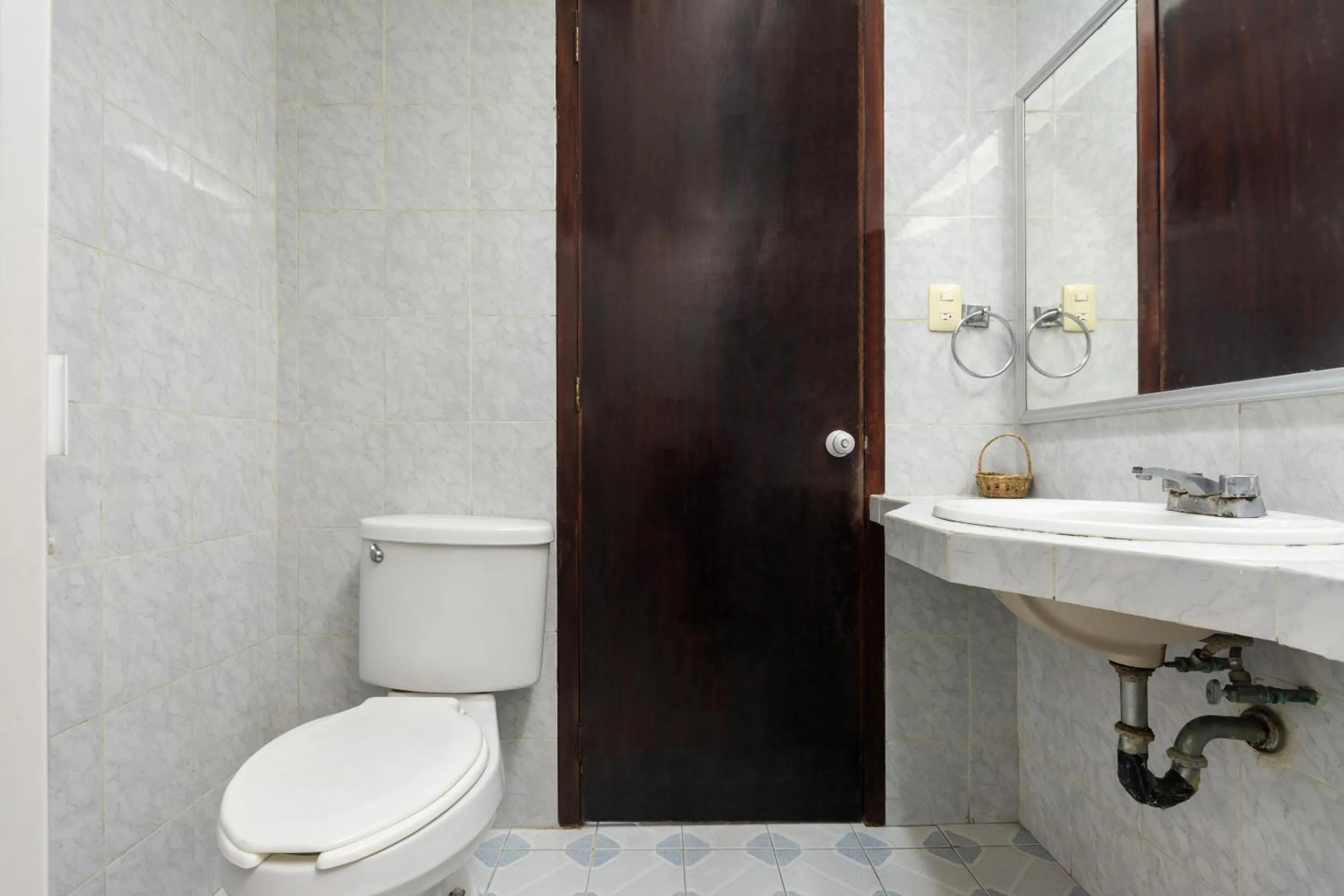 Bathroom in OYO Hotel Casa Blanca