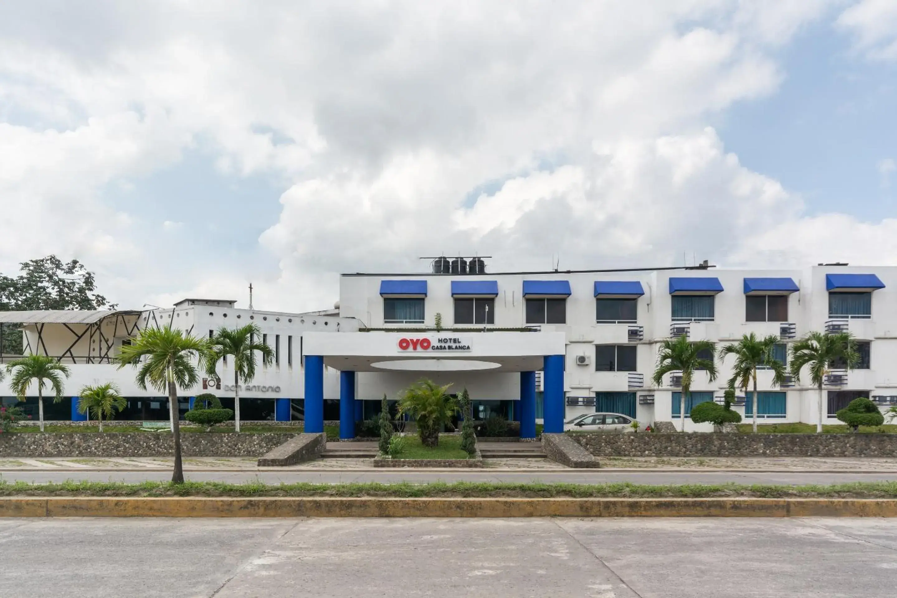 Facade/entrance in OYO Hotel Casa Blanca Facade/entrance in OYO Hotel Casa Blanca
