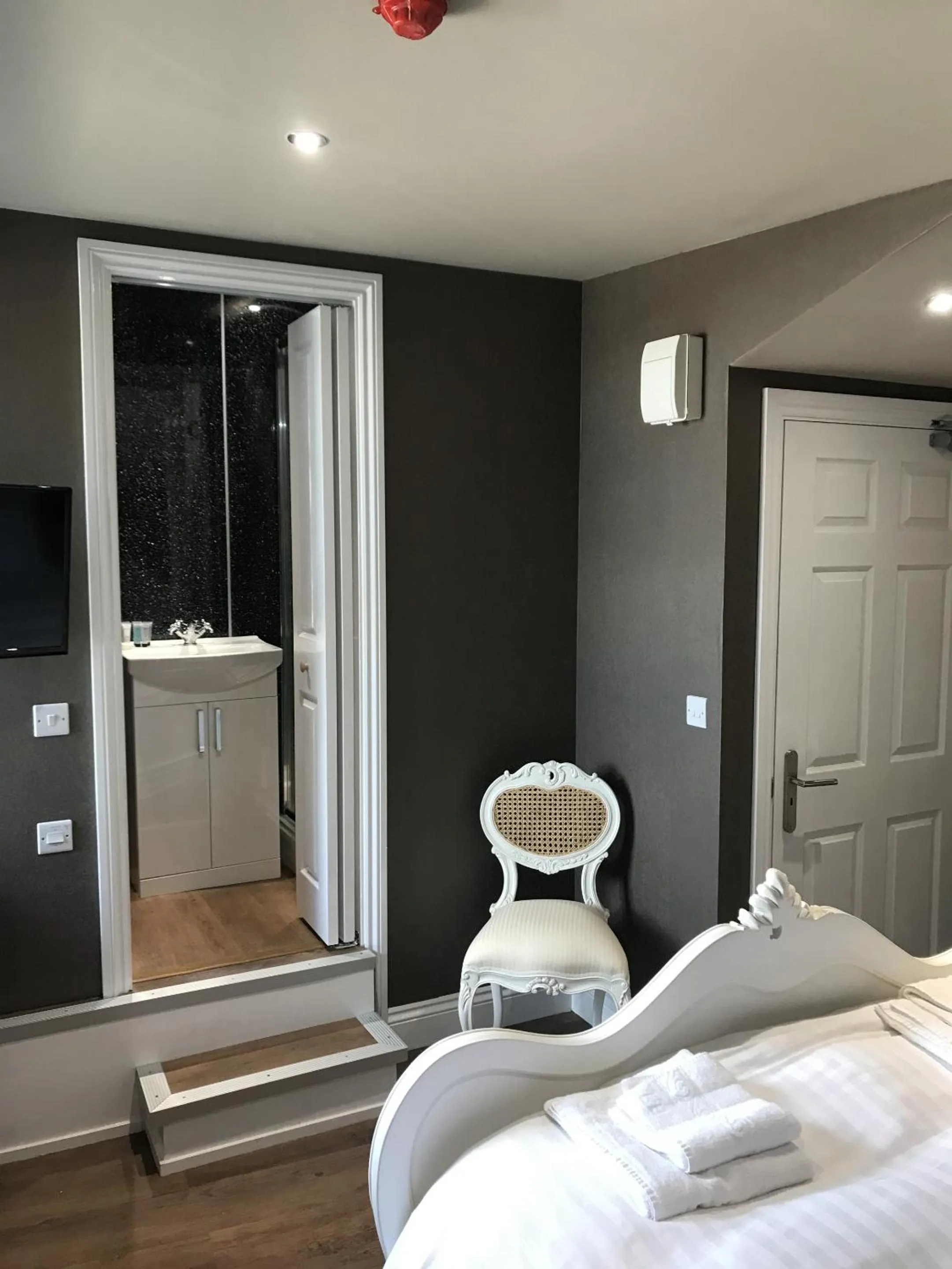 Bedroom, Bed in The Grotto